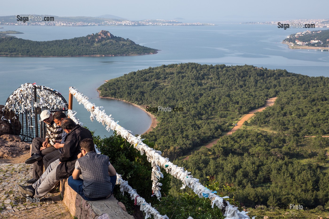 GRIGRIS PORTE-BONHEUR EN PAPIER DEVANT LE PANORAMA DE SEYTAN TEPESI YOLU  (LA CENE DE SATAN OU L'EMPREINTE DU DIABLE) SUR LE GOLFE AYVALIK, RIVIERA DES OLIVIERS, NORD D'IZMIR SUR LA MER EGEE, TURQUIE 