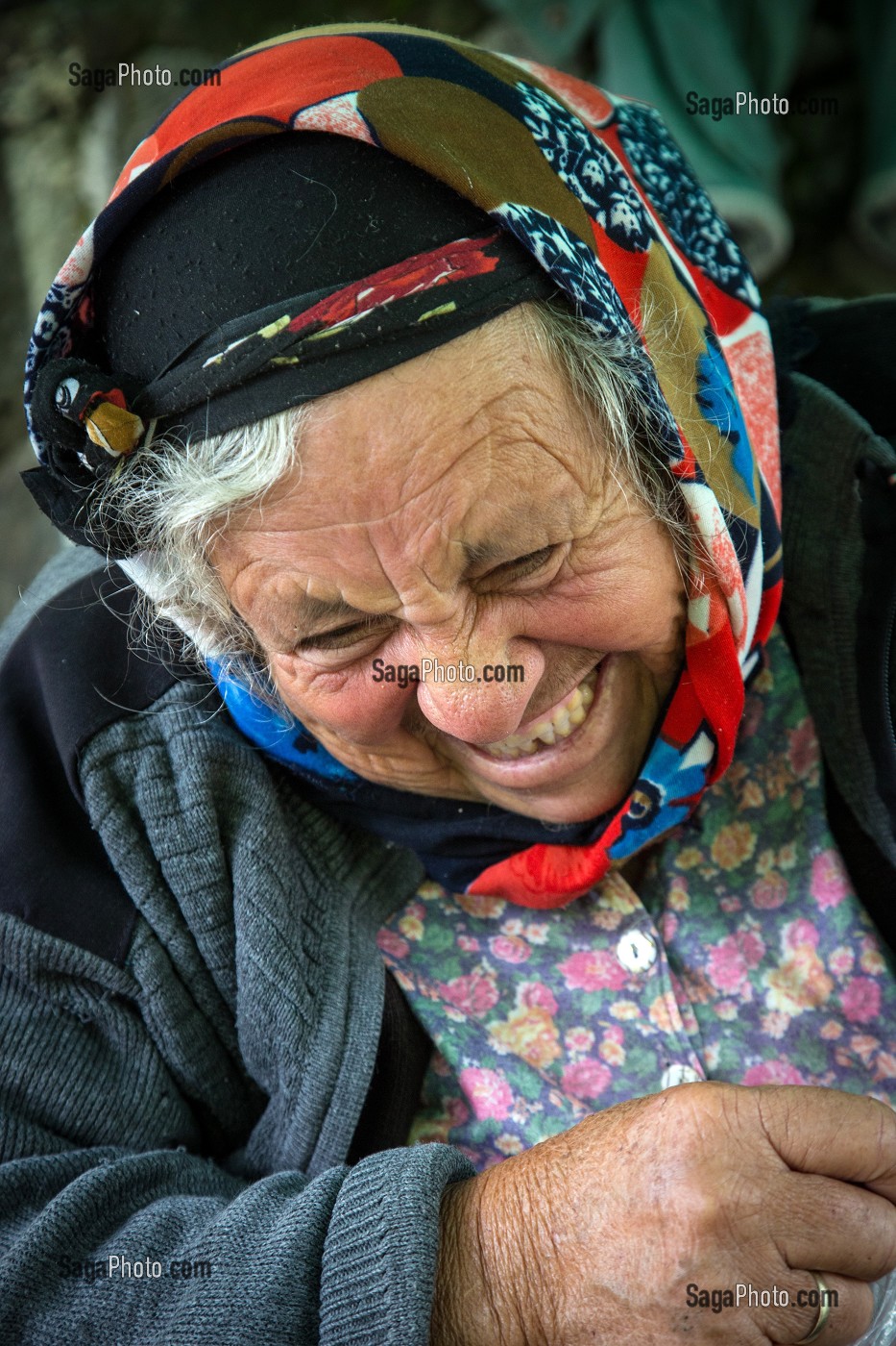 RIRE DE LA VENDEUSE D'HERBES AROMATIQUES ET D'HUILE D'OLIVES, PARC NATIONAL, RESERVE NATURELLE DE HASAN BOGULDU, ZEYTINLI PRES EDREMIT, RIVIERA DES OLIVIERS, NORD D’IZMIR, TURQUIE 