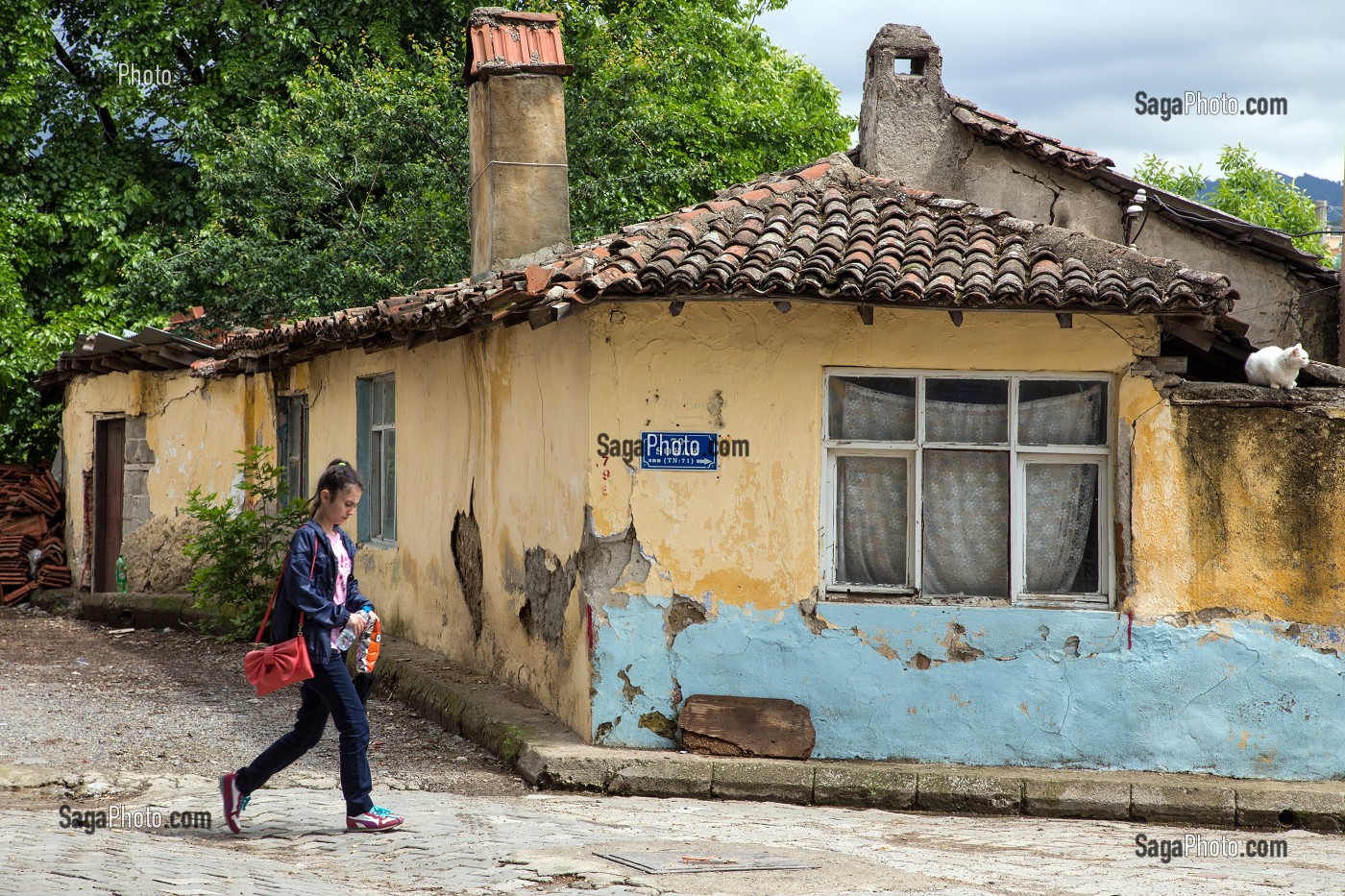 JEUNE FILLE DANS LE VILLAGE DE L'HUILE D'OLIVE, ZEYTINLI VEUT DIRE OLIVIER EN TURC, RIVIERA DES OLIVIERS, NORD D’IZMIR, TURQUIE 