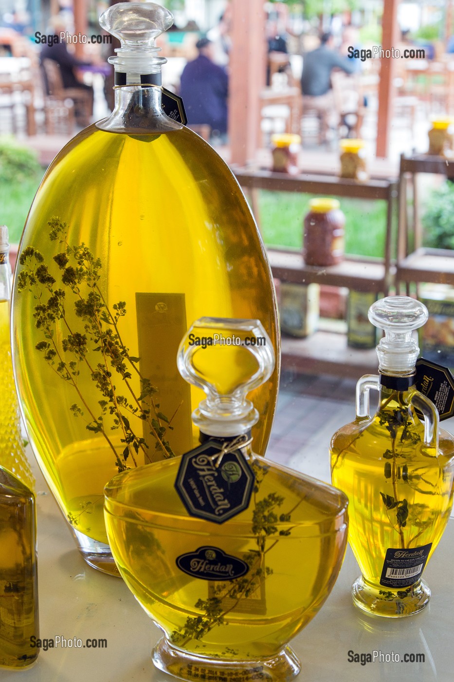 BOUTEILLES EN FORME DE FLACON DE LUXE DE L'HUILE D'OLIVE, BOUTIQUE DANS LE VILLAGE DE ZEYTINLI (SIGNIFIE OLIVIER EN TURC), RIVIERA DES OLIVIERS, NORD D’IZMIR, TURQUIE 