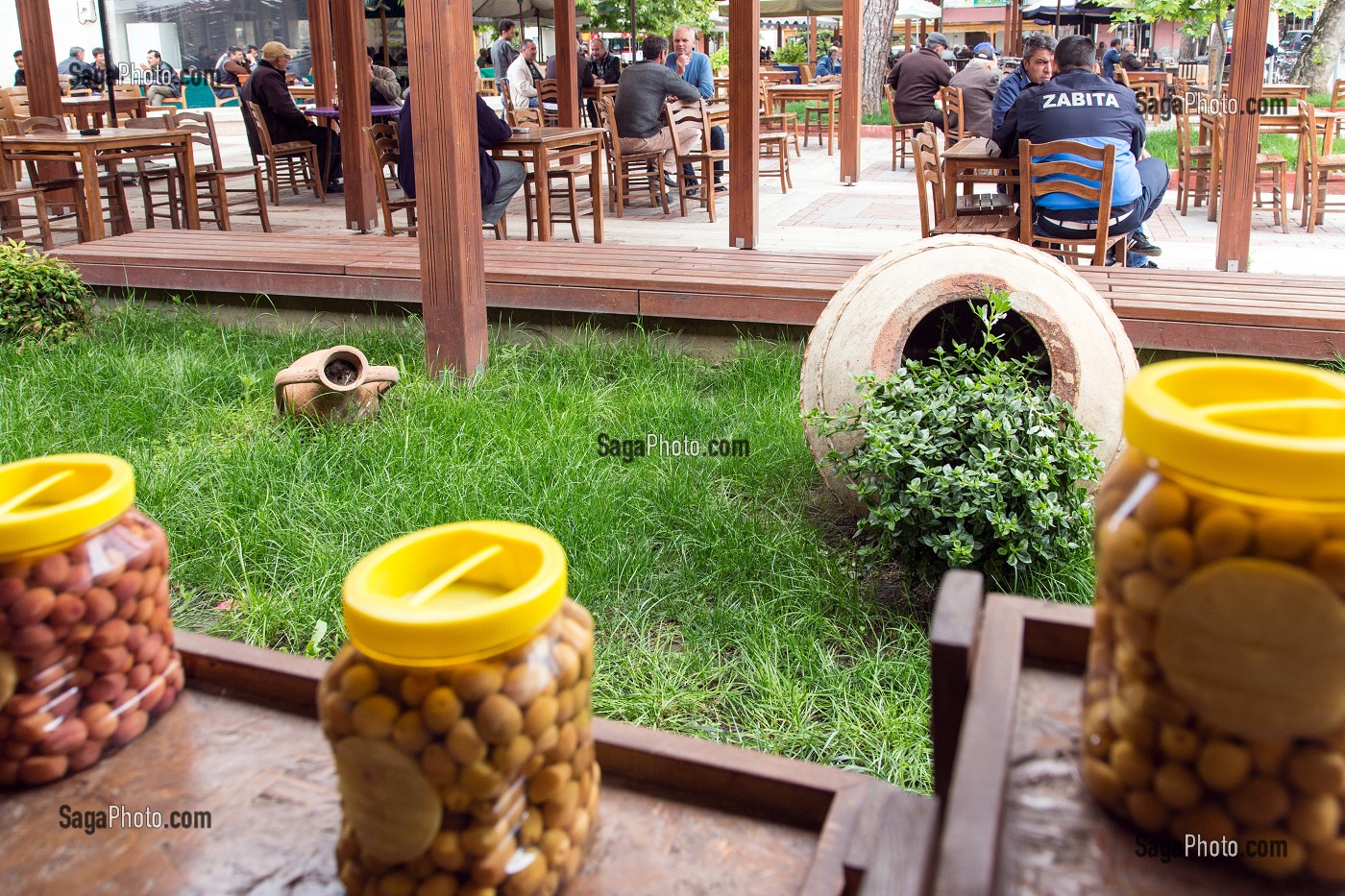 TERRASSE SUR LA PLACE DU VILLAGE, VILLAGE DE L'HUILE D'OLIVE ET DES OLIVES, ZEYTINLI VEUT DIRE OLIVIER EN TURC, RIVIERA DES OLIVIERS, NORD D’IZMIR, TURQUIE 