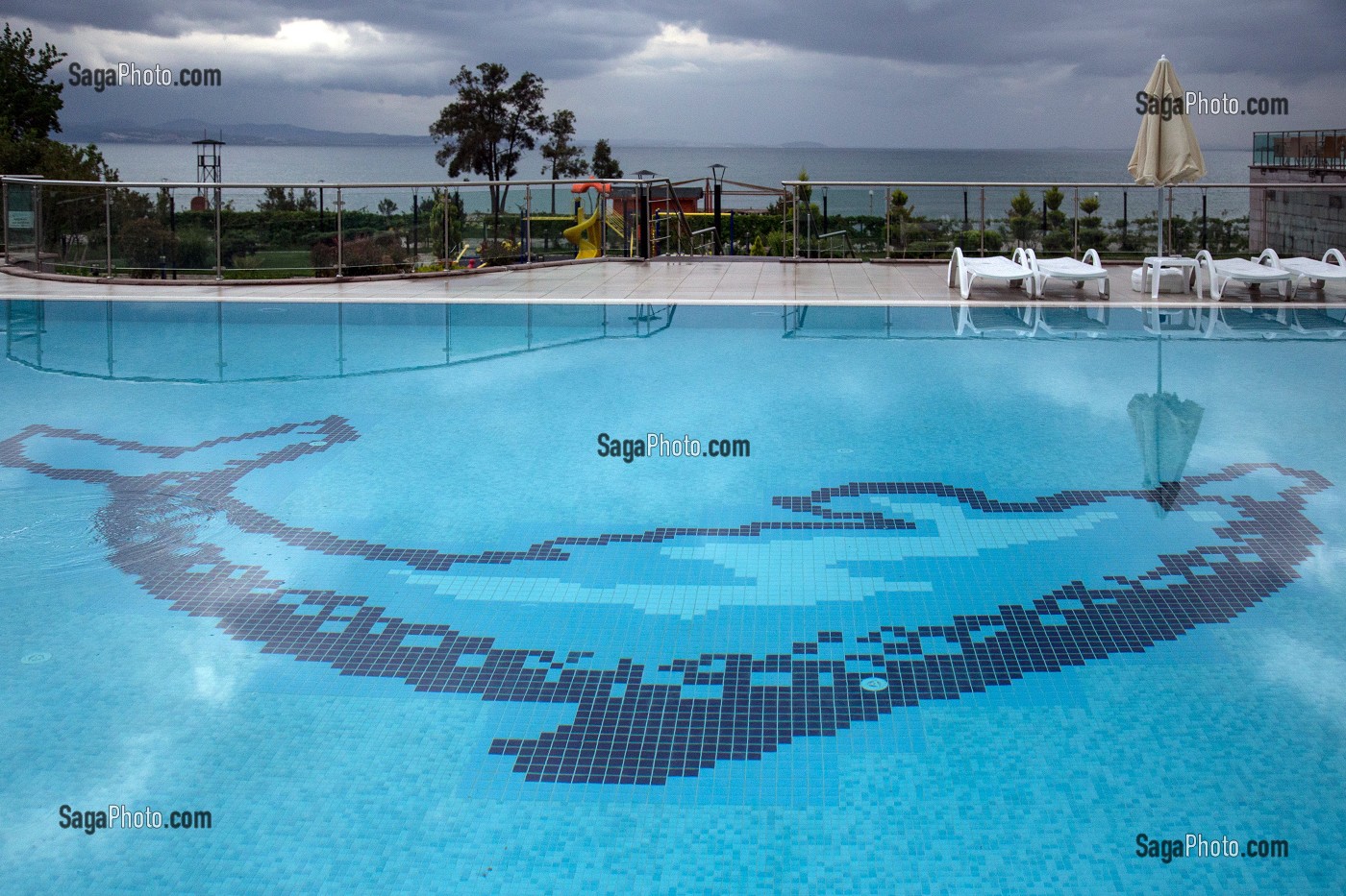 PISCINE ET SON DAUPHIN DE L'ADRINA HOTEL, ACKAY, RIVIERA DES OLIVIERS, NORD D’IZMIR, TURQUIE 