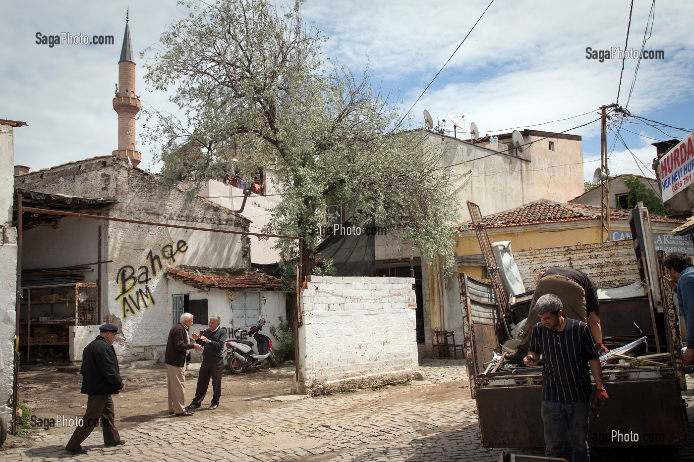 SCENE DE RUE 13 NISSAN, VILLE D’AYVALIK SUR LES BORDS DE LA MER EGEE, RIVIERA DES OLIVIERS, NORD D’IZMIR, TURQUIE 