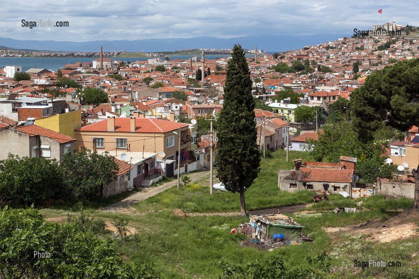 VUE PANORAMA SUR LA VILLE D’AYVALIK SUR LES BORDS DE LA MER EGEE, RIVIERA DES OLIVIERS, NORD D’IZMIR, TURQUIE 