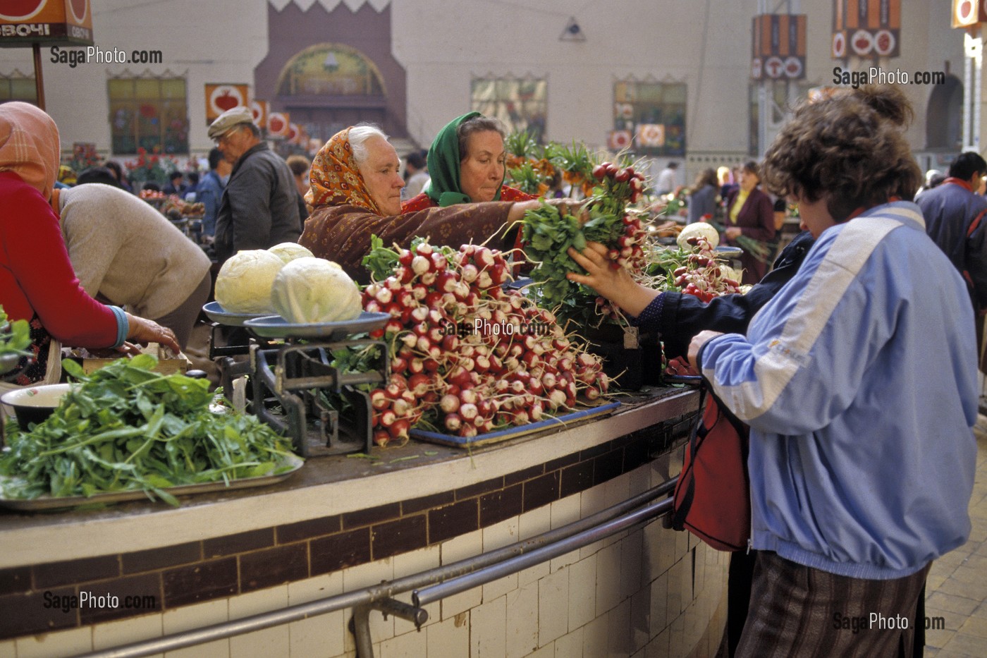 MARCHE AUX LEGUMES KOLKOSIEN, KIEV, UKRAINE 