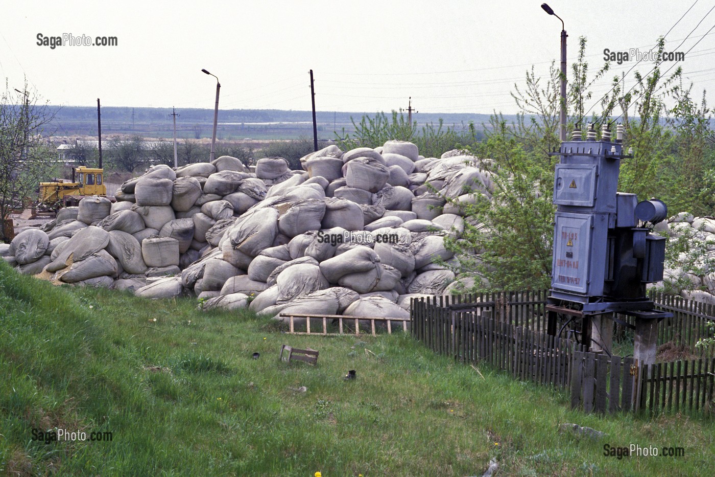 SAC DE SABLE POUR RENFLOUER LE COEUR RADIOACTIVE DE LA CENTRALE NUCLEAIRE DE TCHERNOBYL, UKRAINE 