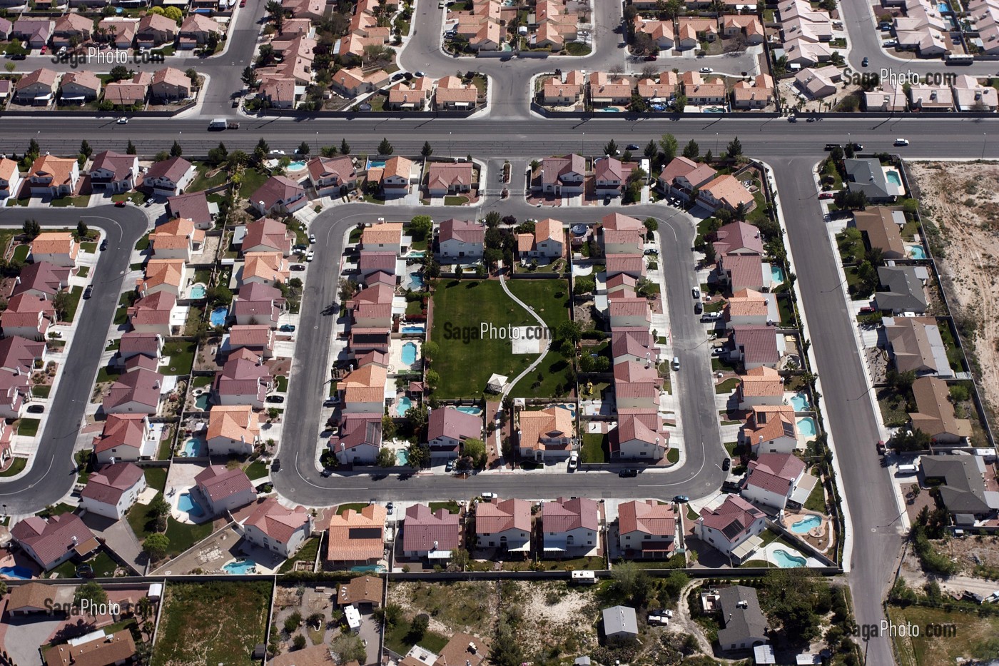 SURVOL DE LA BANLIEUE RESIDENTIELLE DE LAS VEGAS, LAS VEGAS, NEVADA, ETATS-UNIS, AMERIQUE, USA 