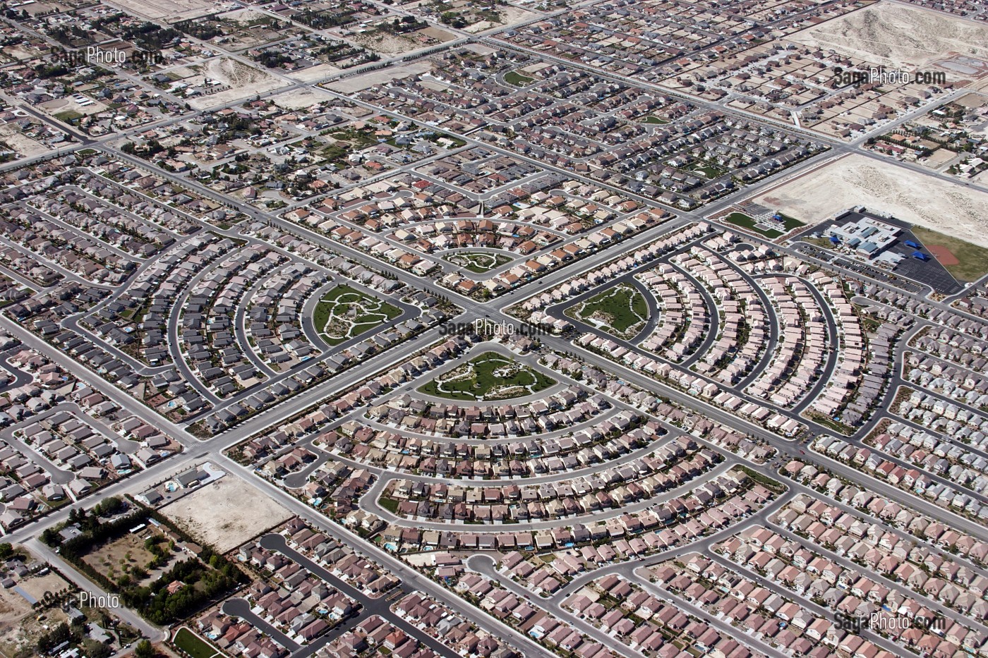 SURVOL DE LA BANLIEUE RESIDENTIELLE DE LAS VEGAS, LAS VEGAS, NEVADA, ETATS-UNIS, AMERIQUE, USA 