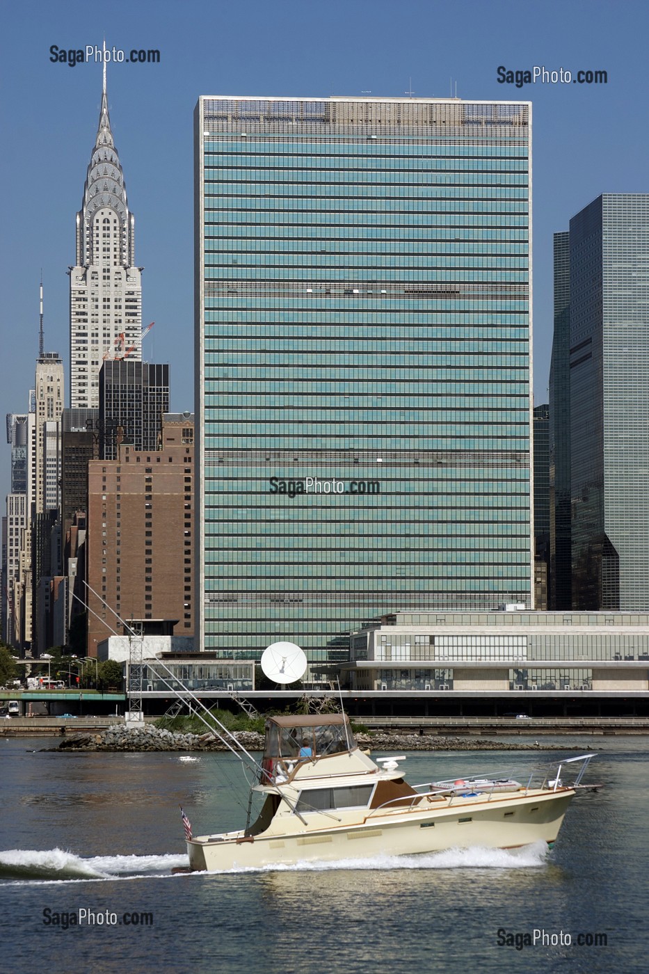BATEAU PASSANT DEVANT LE CHRYSLER BUILDING ET LE SIEGE DE L'ONU, ORGANISATION DES NATIONS UNIS, EAST RIVER, NEW YORK, ETATS-UNIS, AMERIQUE, USA 