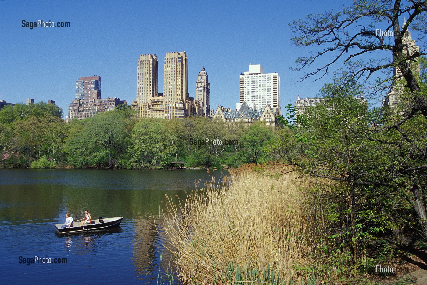 PROMENADE EN BARQUE SUR LE LAC DE CENTRAL PARK, MANHATTAN, NEW YORK, USA 