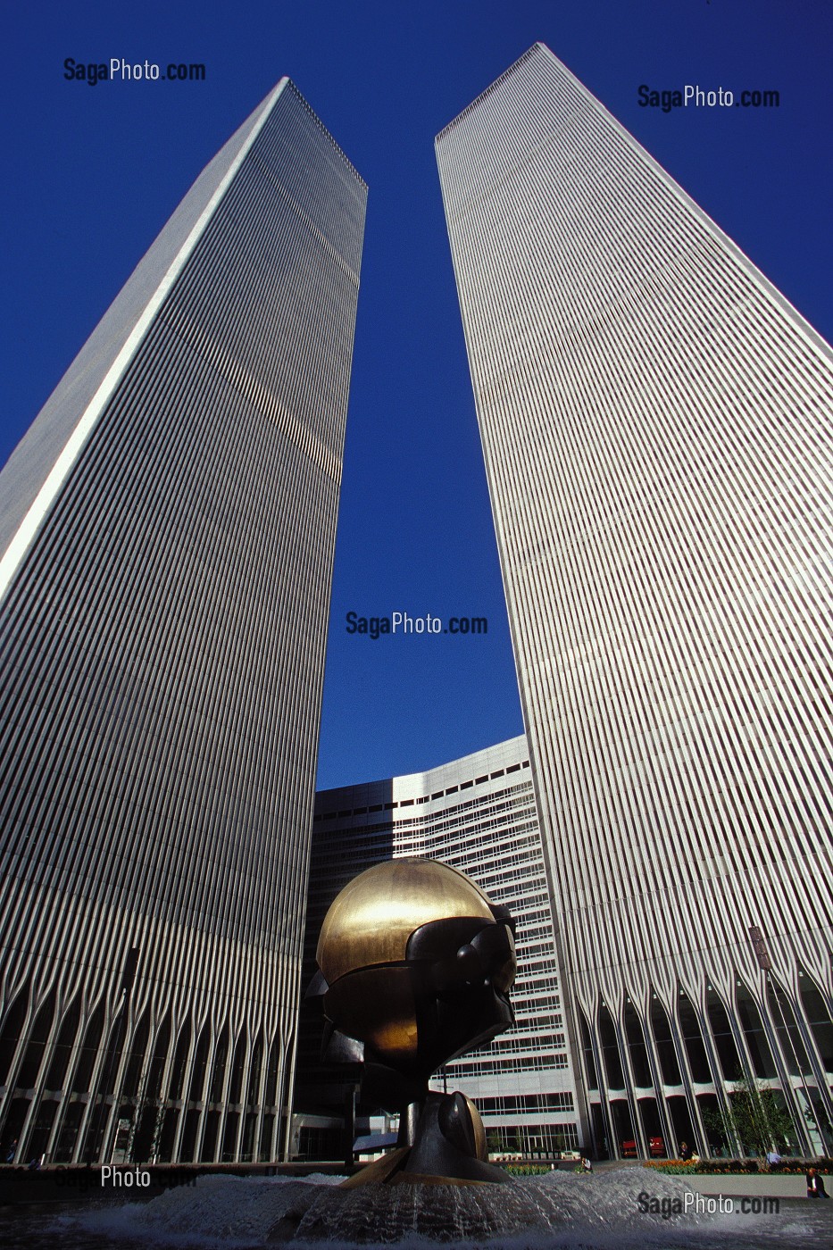 IMMEUBLE EN VERRE DANS LE QUARTIER DES AFFAIRES, WALL STREET, MANHATTAN, NEW YORK, USA 