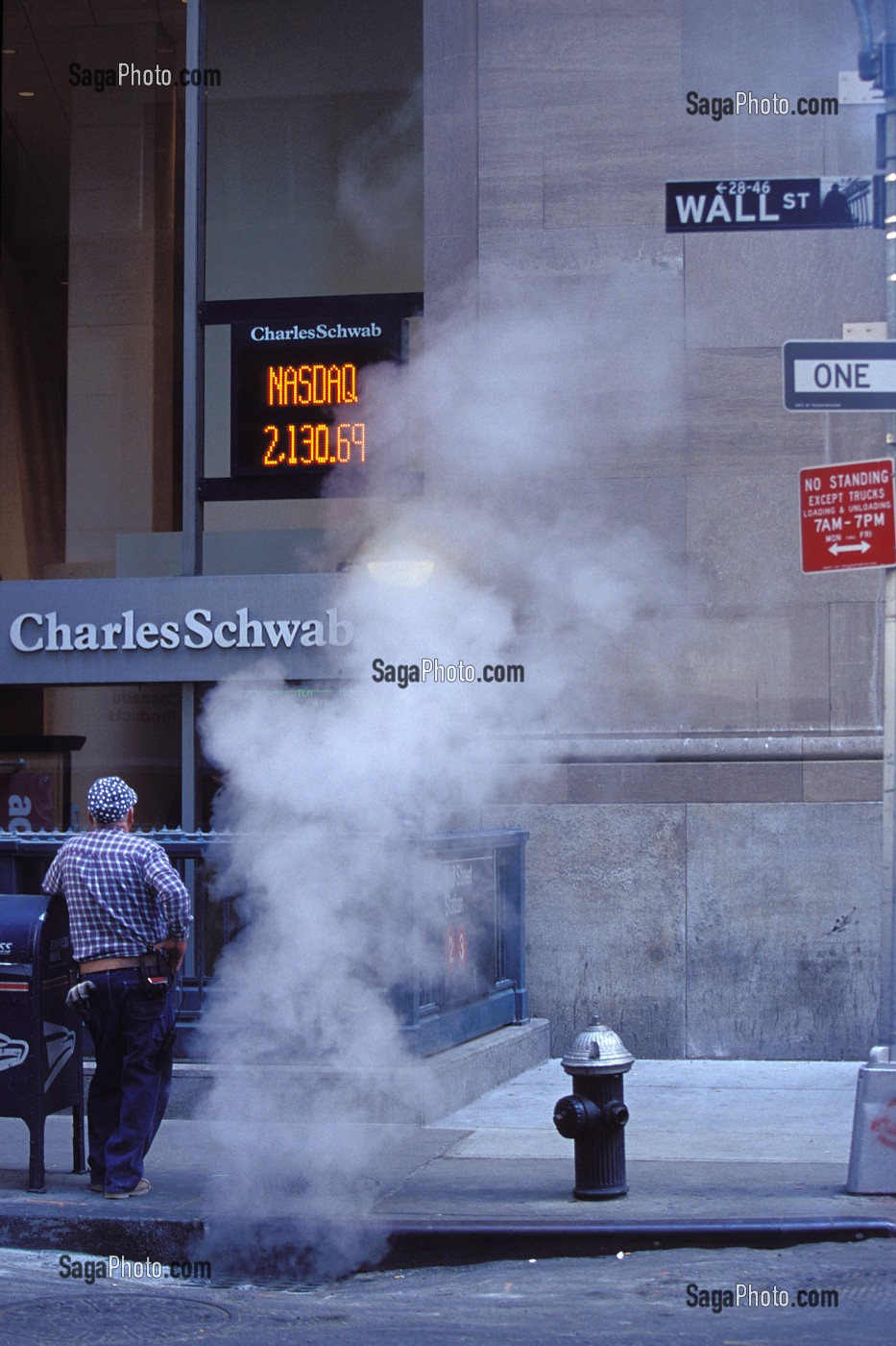 VAPEUR D'EAU SORTANT D'UNE BOUCHE D'EGOUT DANS LE QUARTIER DES AFFAIRES, WALL STREET, MANHATTAN, NEW YORK, USA 