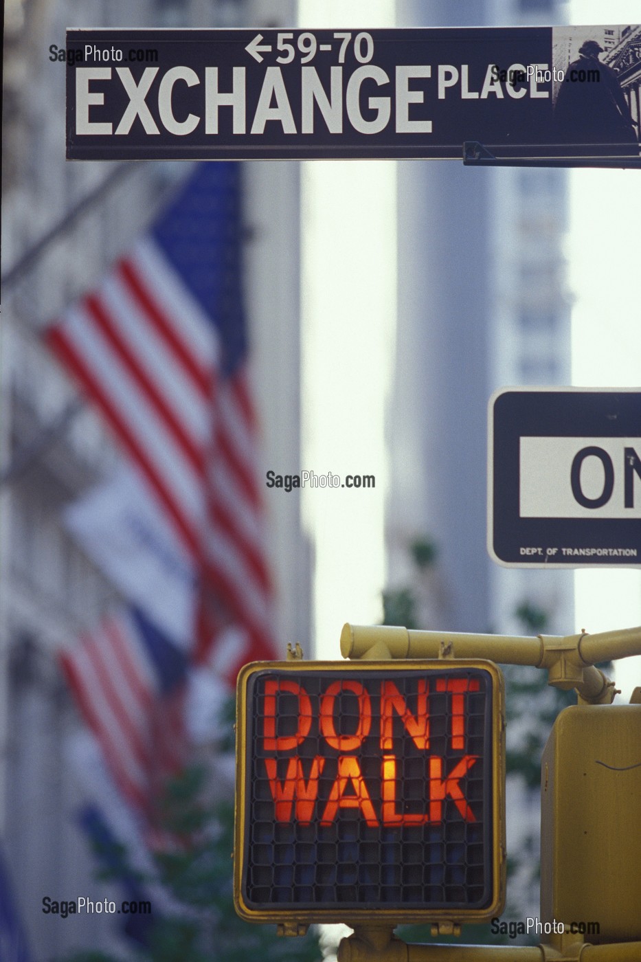 FEU POUR PASSAGE PIETONS ET DRAPEAUX AMERICAINS, PLACE EXCHANGE DANS LE QUARTIER DES AFFAIRES, WALL STREET, MANHATTAN, NEW YORK, USA 