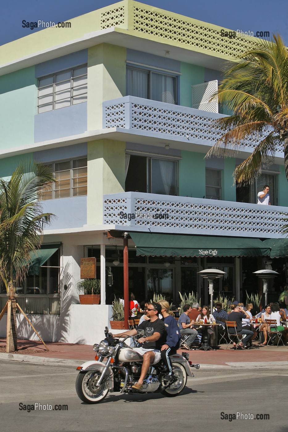 COUPLE EN MOTO HARLEY DAVIDSON, OCEAN DRIVE, QUARTIER ART DECO MIAMI BEACH, MIAMI, FLORIDE, FLORIDA, ETATS-UNIS, USA 