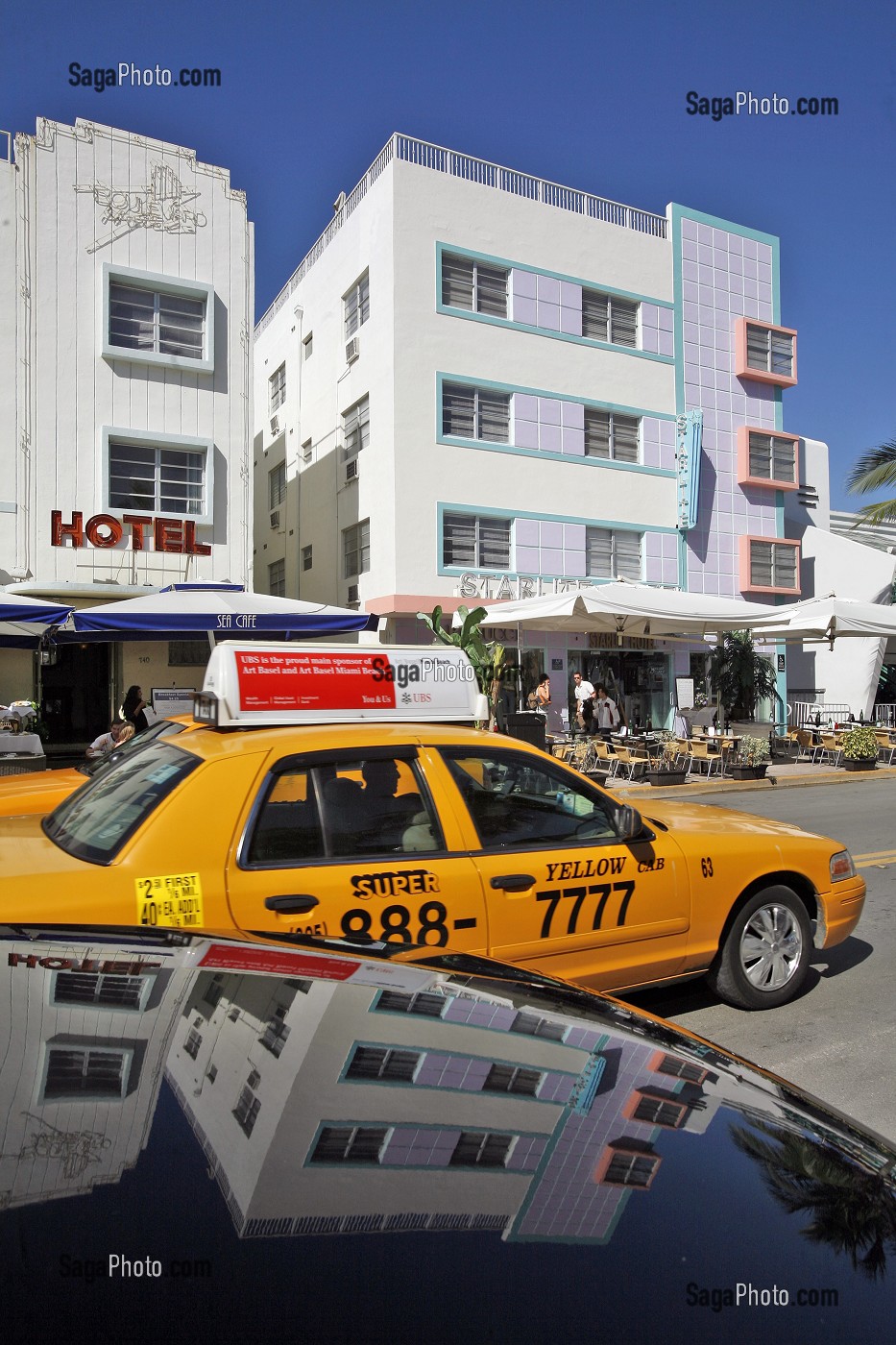 TAXI JAUNE SUR OCEAN DRIVE, QUARTIER ART DECO MIAMI BEACH, MIAMI, FLORIDE, FLORIDA, ETATS-UNIS, USA 