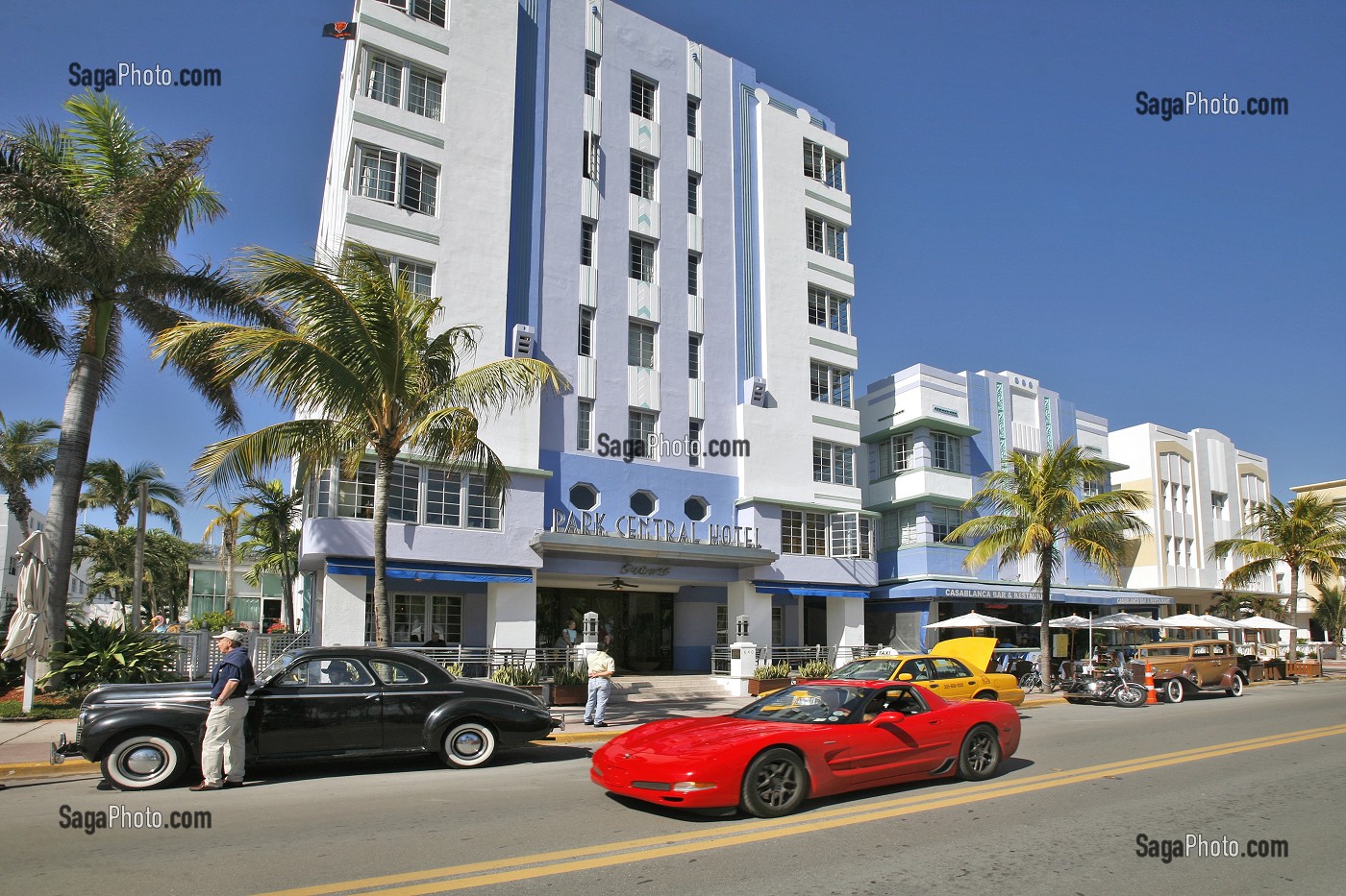 VOITURE DE SPORT ROUGE, OCEAN DRIVE, QUARTIER ART DECO MIAMI BEACH, MIAMI, FLORIDE, FLORIDA, ETATS-UNIS, USA 