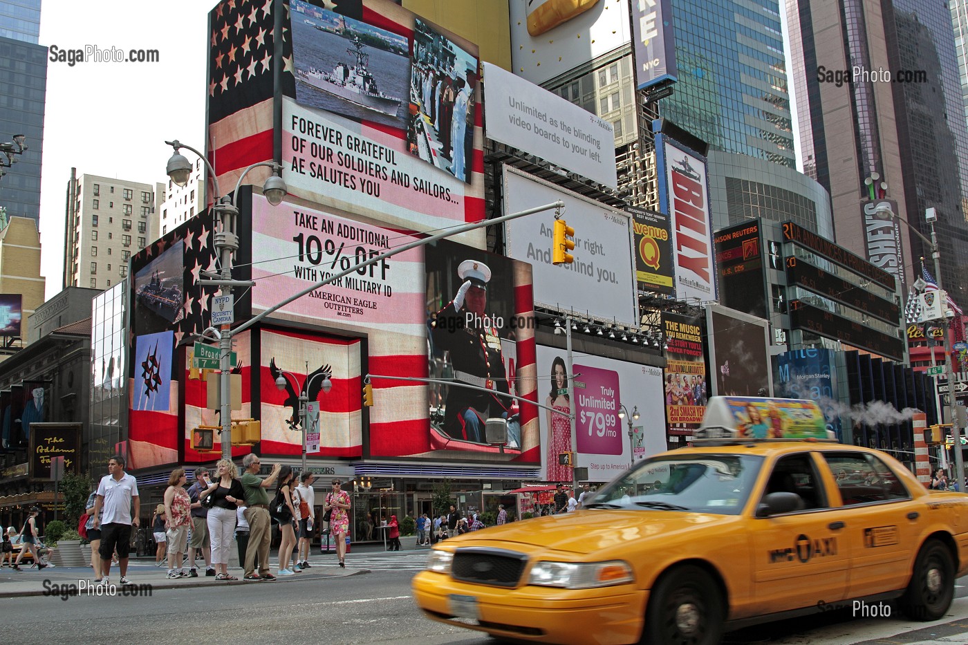 PUBLICITE POUR SUPPORTER LES TROUPES ARMEES AMERICAINES ET BUILDINGS DE TIMES SQUARE, QUARTIER DE MIDTOWN, MANHATTAN, NEW YORK CITY, ETAT DE NEW YORK, ETATS-UNIS 