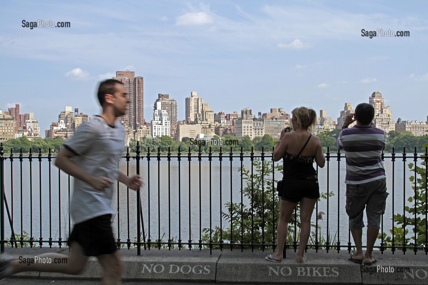 PROMENEUR LE LONG D'UN DES LACS ARTIFICIELS, CENTRAL PARK, ESPACE VERT SITUE DANS LE QUARTIER DE MANHATTAN, NEW YORK, ETAT DE NEW YORK, ETATS-UNIS 