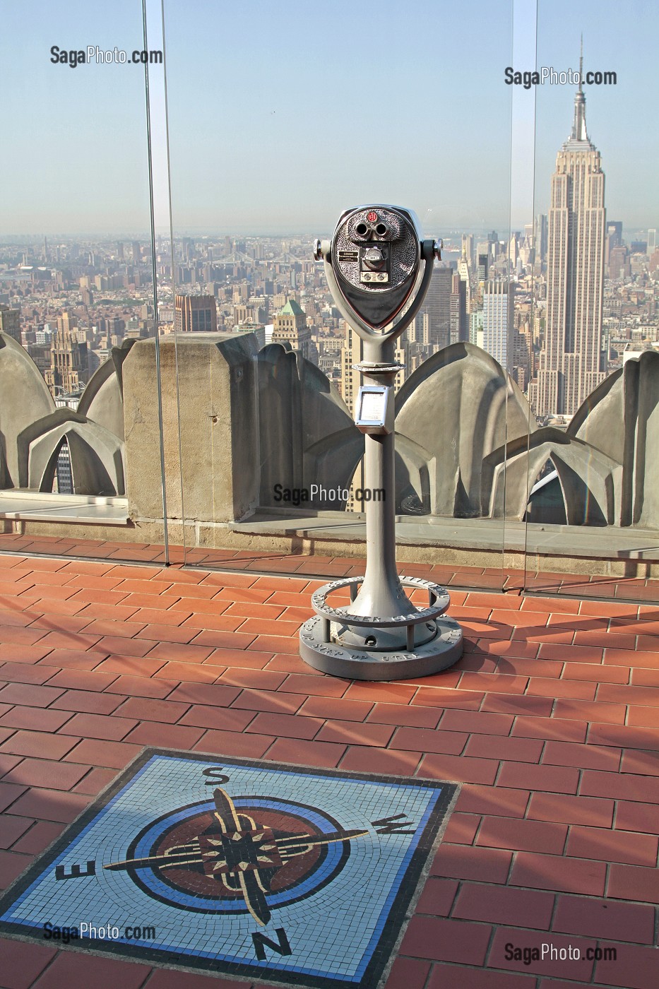 ROSE DES VENTS ET JUMELLES D'OBSERVATION DU TOP OF THE ROCK, TERRASSE PANORAMIQUE DU EG BUILDING, ROCKEFELLER CENTER, QUARTIER DE MIDTOWN, MANHATTAN, NEW YORK CITY, ETAT DE NEW YORK, ETATS-UNIS 