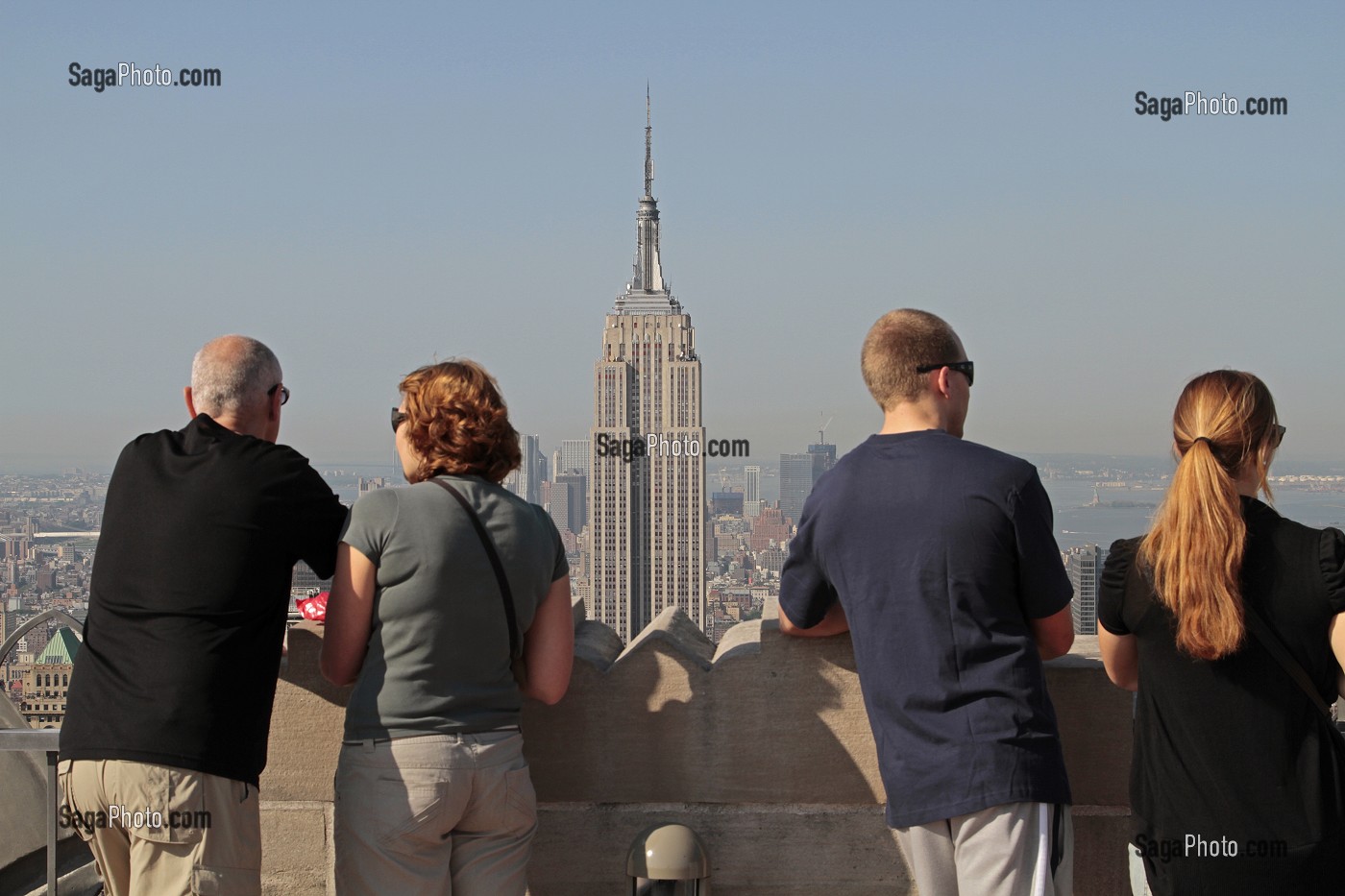 TOURISTES OBSERVANT L'EMPIRE STATE BUILDING, JUMELLES D'OBSERVATION DU TOP OF THE ROCK, TERRASSE PANORAMIQUE DU EG BUILDING, ROCKEFELLER CENTER, QUARTIER DE MIDTOWN, MANHATTAN, NEW YORK CITY, ETAT DE NEW YORK, ETATS-UNIS 