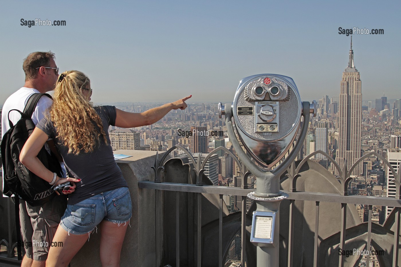 TOURISTES OBSERVANT L'EMPIRE STATE BUILDING, JUMELLES D'OBSERVATION DU TOP OF THE ROCK, TERRASSE PANORAMIQUE DU EG BUILDING, ROCKEFELLER CENTER, QUARTIER DE MIDTOWN, MANHATTAN, NEW YORK CITY, ETAT DE NEW YORK, ETATS-UNIS 