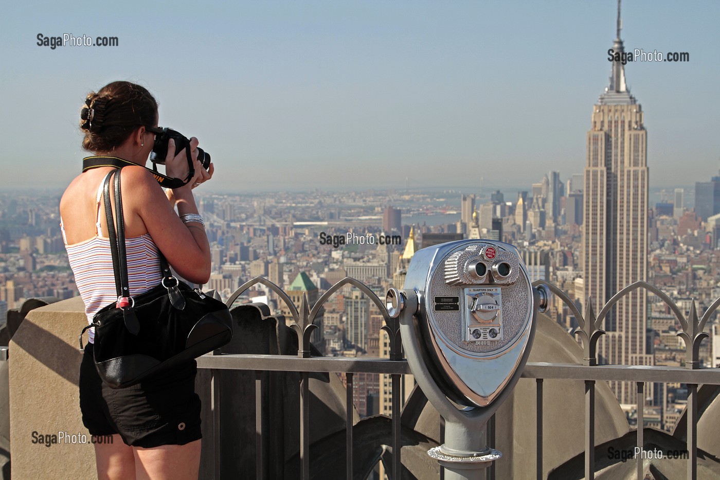 TOURISTE FILMANT L'EMPIRE STATE BUILDING, A COTE DES JUMELLES D'OBSERVATION DU TOP OF THE ROCK, TERRASSE PANORAMIQUE DU GE BUILDING, ROCKEFELLER CENTER, QUARTIER DE MIDTOWN, MANHATTAN, NEW YORK CITY, ETAT DE NEW YORK, ETATS-UNIS 