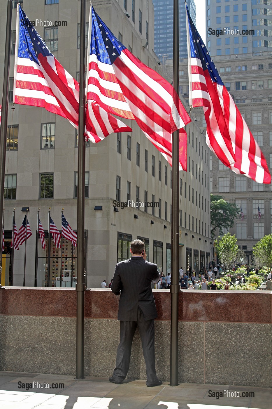HOMME D'AFFAIRES AU TELEPHONE SUR LA TERRASSE SURPLOMBANT LA ROCKFELLER PLAZZA, ROCKEFELLER CENTER, QUARTIER DE MIDTOWN, MANHATTAN, NEW YORK CITY, ETAT DE NEW YORK, ETATS-UNIS 