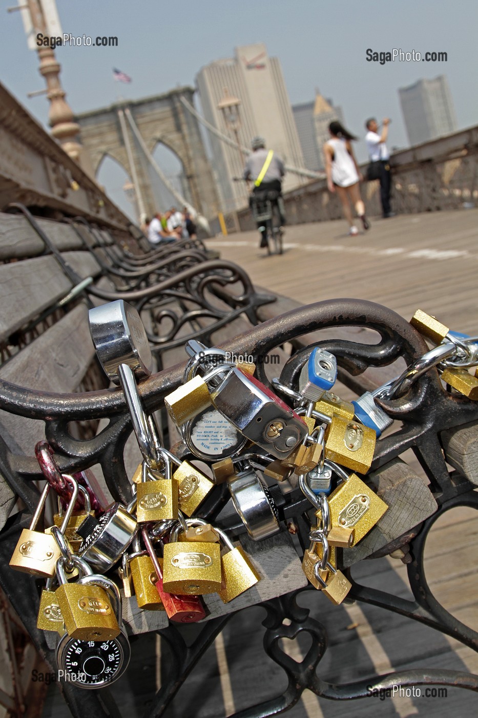 CADENAS, SYMBOLES D'AMOUR ETERNEL, ACCROCHES SUR UN BANC DU PONT DE BROOKLYN (BROOKLYN BRIDGE), NEW YORK CITY, ETAT DE NEW YORK, ETATS-UNIS 