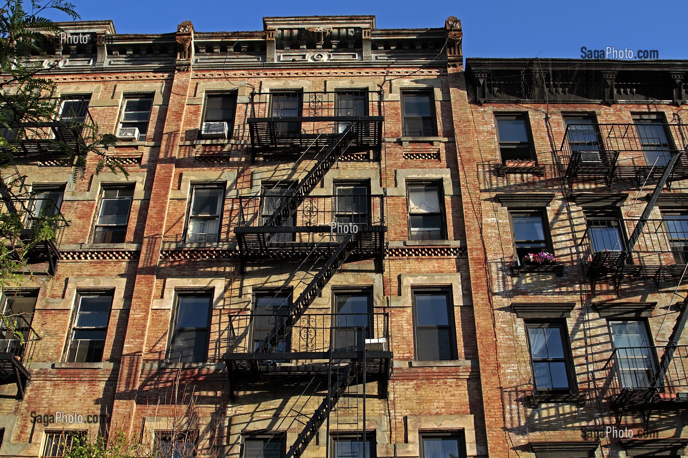 ESCALIERS EXTERIEURS SUR LA FACADE DES IMMEUBLES A ARMATURE METALLIQUE, CAST-IRON BUILDINGS, ARCHITECTURE NEE DE LA REVOLUTION INDUSTRIELLE, GREENWICH VILLAGE, MANHATTAN, NEW YORK CITY, ETAT DE NEW YORK, ETATS-UNIS 