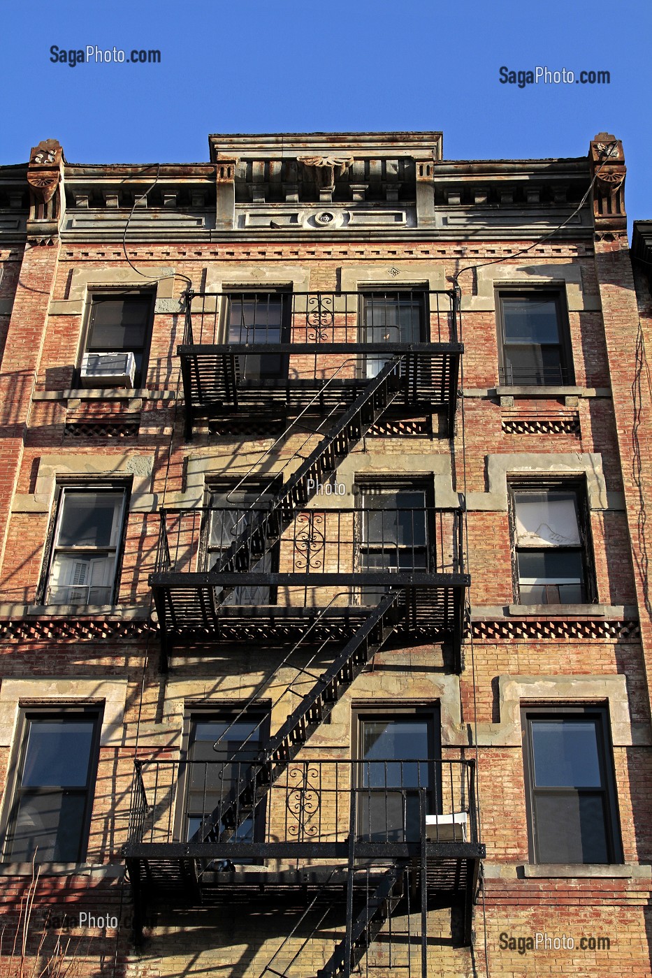 ESCALIERS EXTERIEURS SUR LA FACADE DES IMMEUBLES A ARMATURE METALLIQUE, CAST-IRON BUILDINGS, ARCHITECTURE NEE DE LA REVOLUTION INDUSTRIELLE, GREENWICH VILLAGE, MANHATTAN, NEW YORK CITY, ETAT DE NEW YORK, ETATS-UNIS 