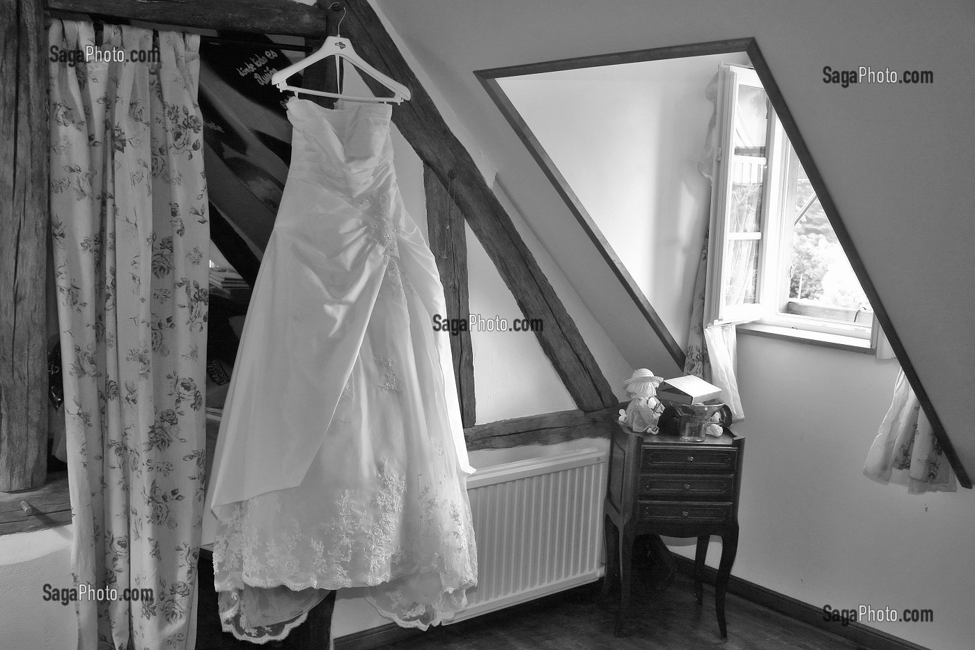 ROBE DE MARIEE ACCROCHEE A UN CINTRE PRES D'UNE FENETRE, PREPARATIF DE LA CEREMONIE DE MARIAGE, FRANCE 