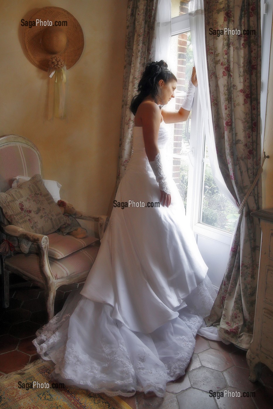 MARIEE EN ROBE BLANCHE PRES D'UNE FENETRE, PREPARATIF DE LA CEREMONIE DE MARIAGE, FRANCE 