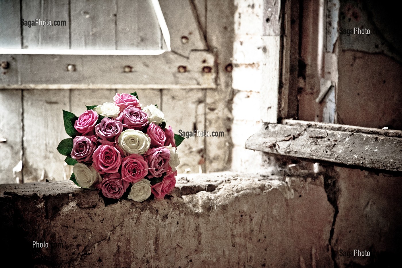 ILLUSTRATION MARIAGE CHAMPETRE, BOUQUET DE MARIEE SUR LE REBORD D'UNE FENETRE 