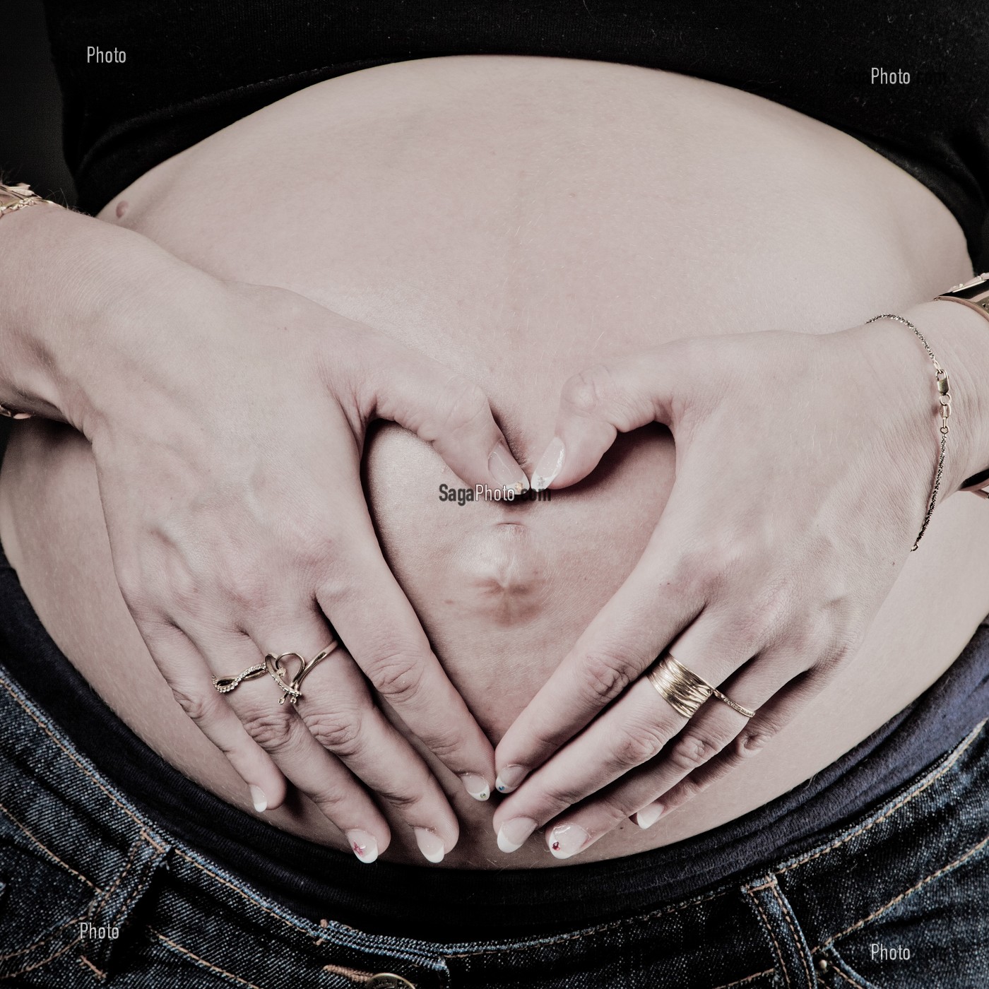 ILLUSTRATION SUR LA GROSSESSE, VENTRE ROND D'UNE FEMME ENCEINTE 