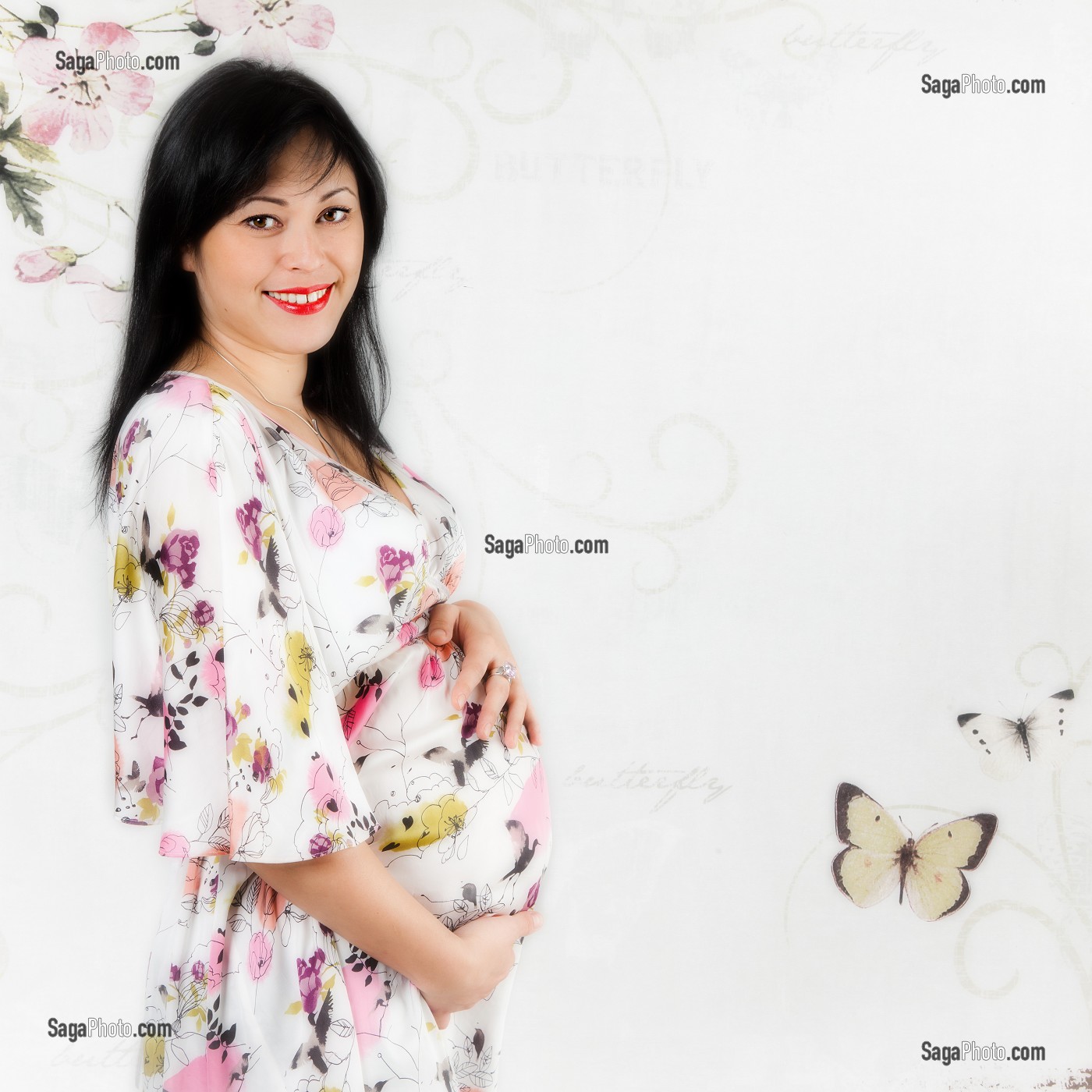 ILLUSTRATION SUR LA GROSSESSE, JEUNE FEMME ASIATIQUE DANS UNE AMBIANCE FLORALE 