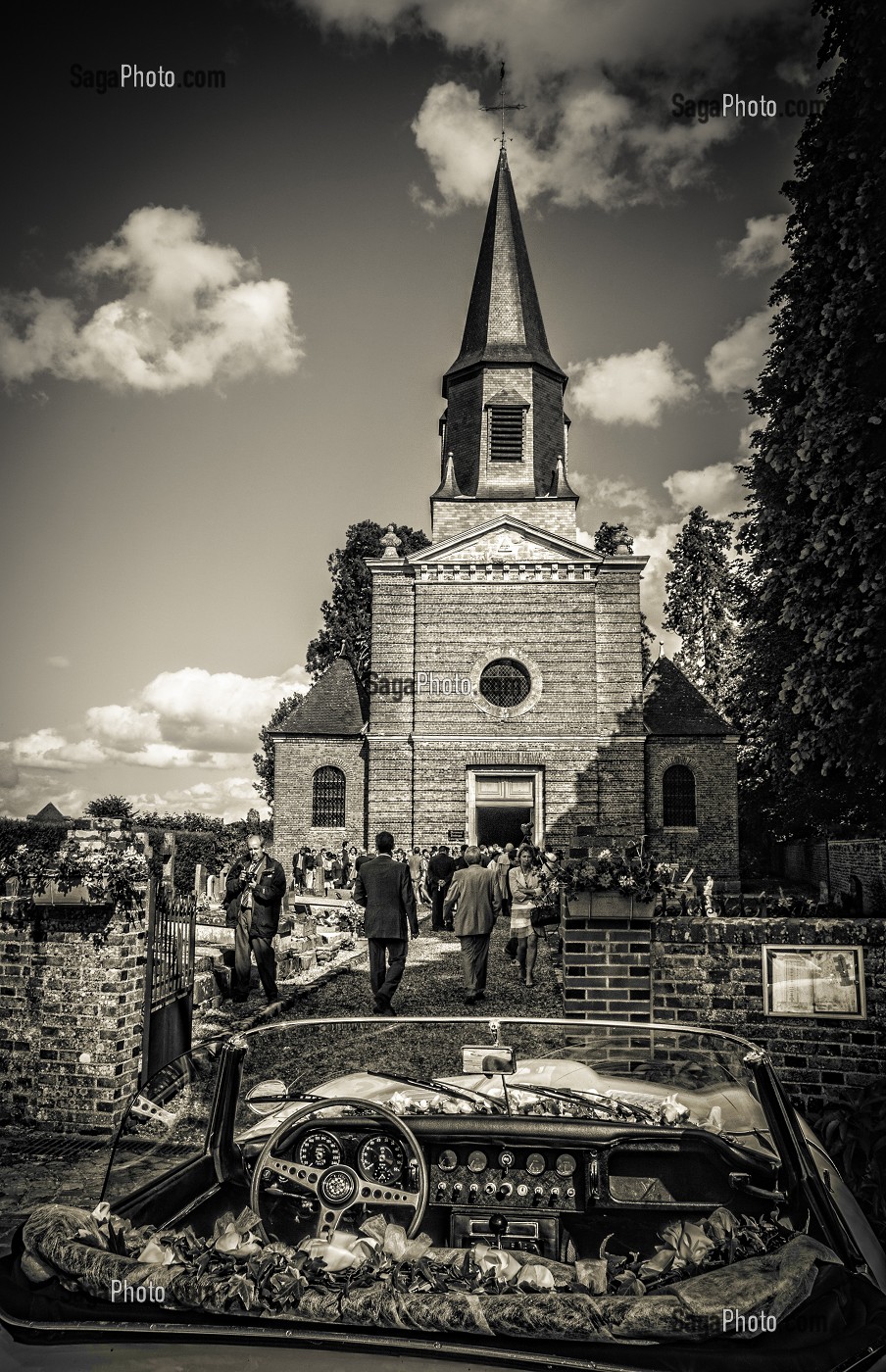 MARIAGE RELIGIEUX, VOITURE DES MARIES GAREE DEVANT L'EGLISE SAINT-JULIEN DE BOIS-NORMAND-PRES-LYRE, EURE (27), FRANCE 