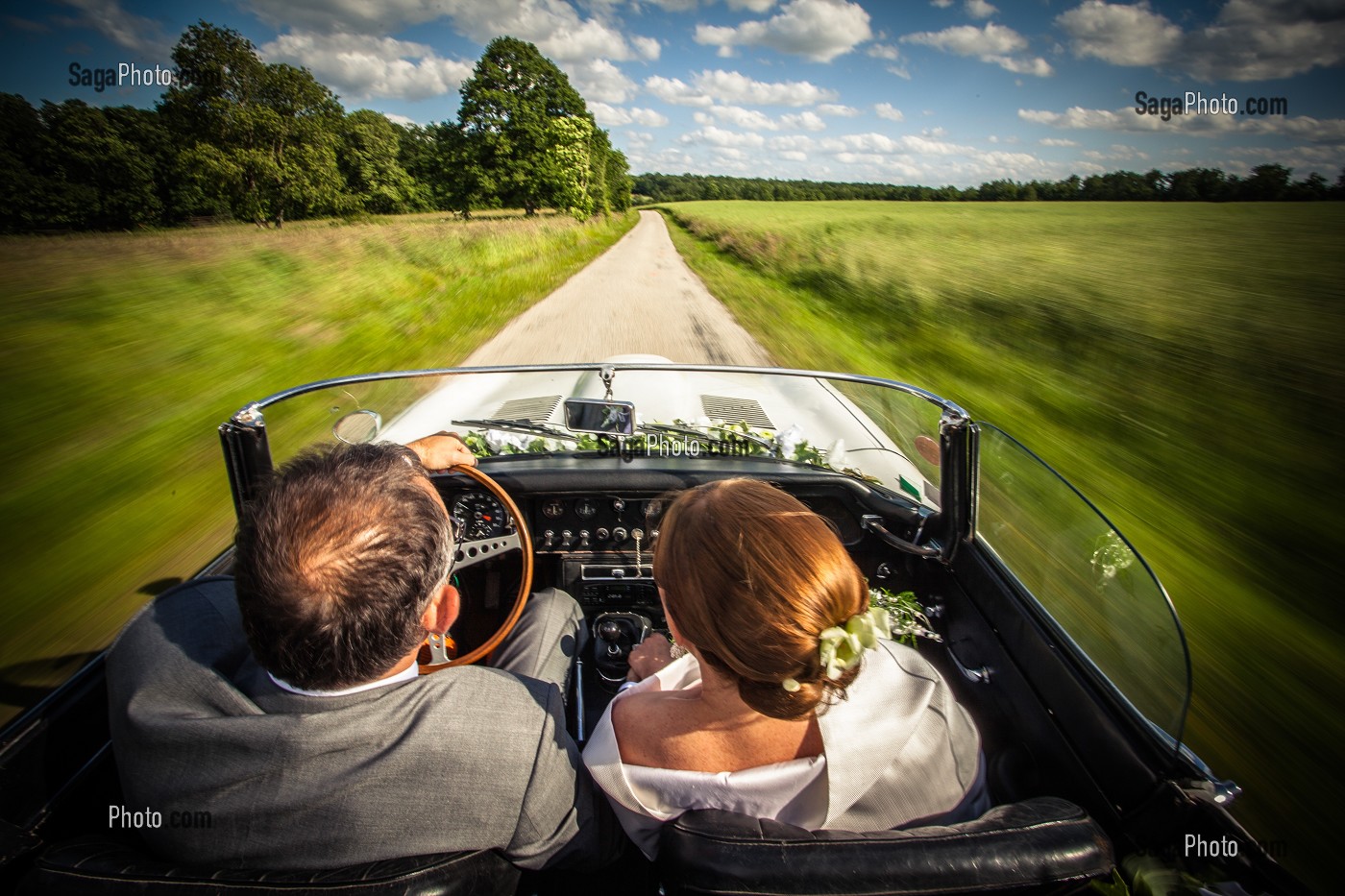 MARIES EN VOITURE SUR UNE ROUTE DE CAMPAGNE, NORMANDIE, EURE (27), FRANCE 