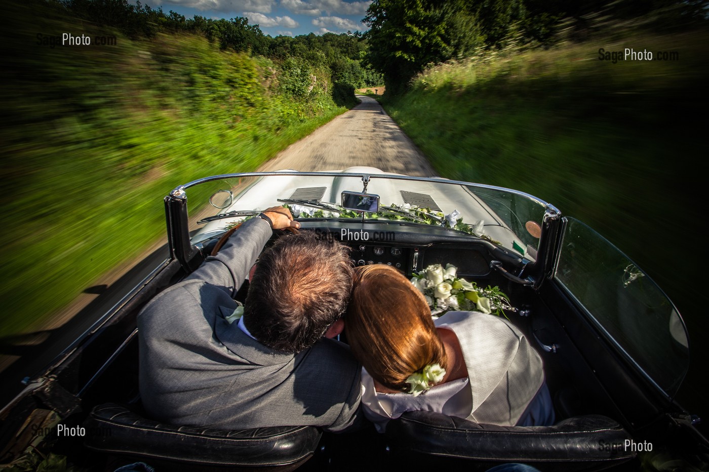 MARIES EN VOITURE SUR UNE ROUTE DE CAMPAGNE, NORMANDIE, EURE (27), FRANCE 