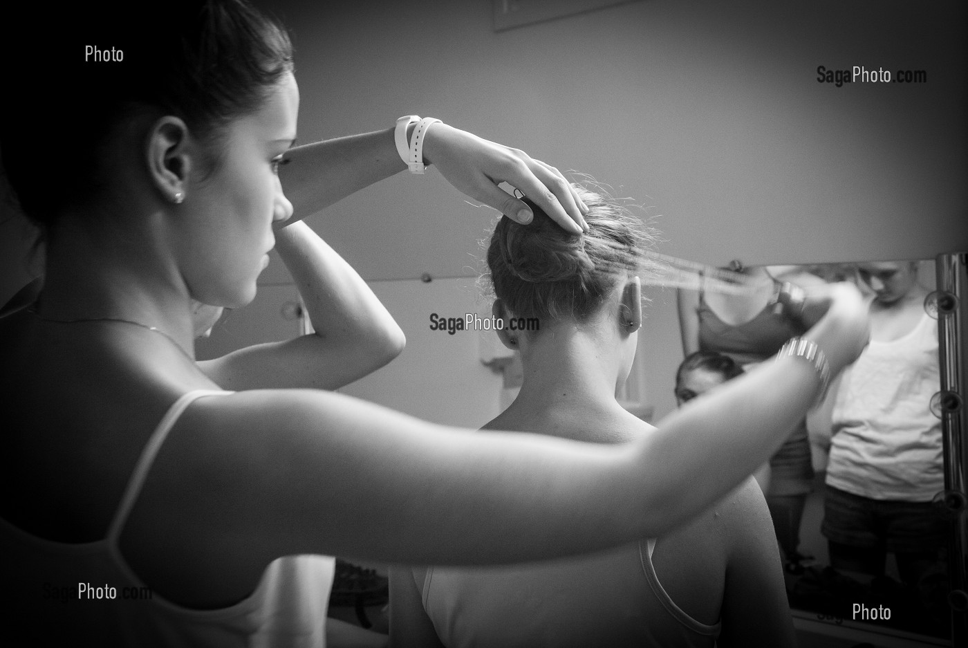 ILLUSTRATION DANSE CLASSIQUE, PREPARATION DU CHIGNON DE DANSEUSE 