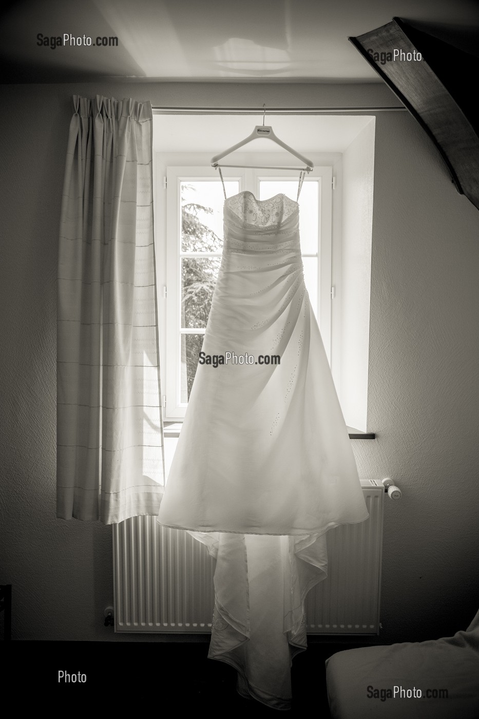 ILLUSTRATION MARIAGE, ROBE DE MARIEE SUSPENDUE DEVANT UNE FENETRE 