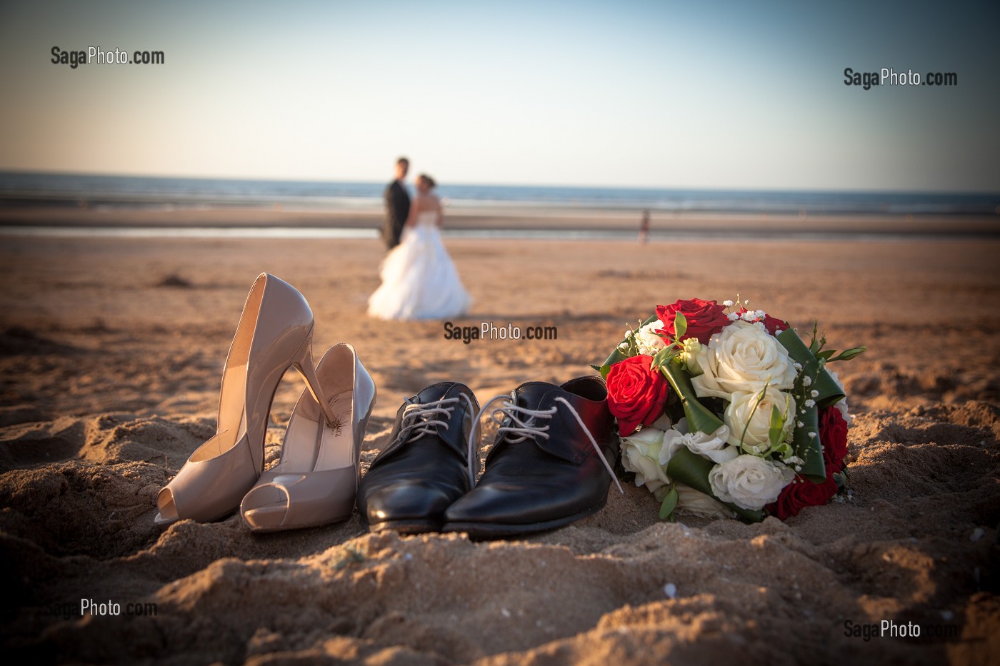 ILLUSTRATION MARIAGE, CHAUSSURES DES MARIES ET BOUQUET DE LA MARIEE SUR UNE PLAGE 