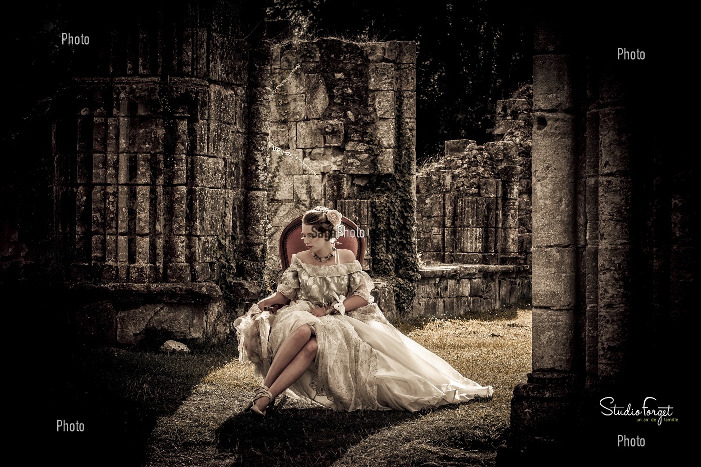 MARIEE, MARQUISE ASSISE SUR UN FAUTEUIL AU MILIEU DES RUINES DE ST EVROULT-NOTRE-DAME-DU-BOIS, EURE (27), FRANCE 