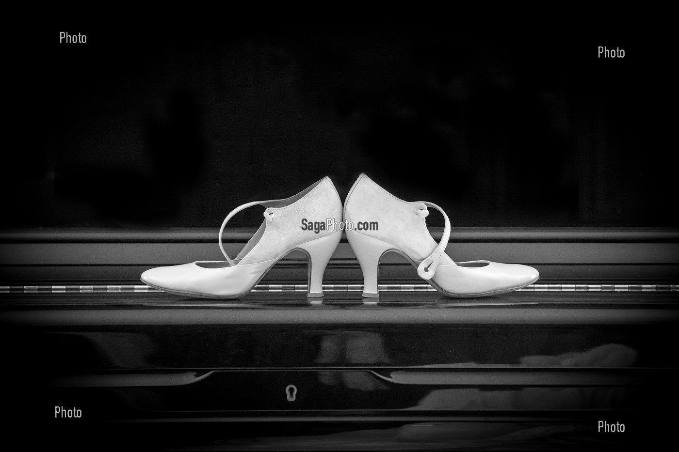 NATURE MORTE, CHAUSSURES BLANCHES DE MARIEE SUR UN PIANO NOIR 