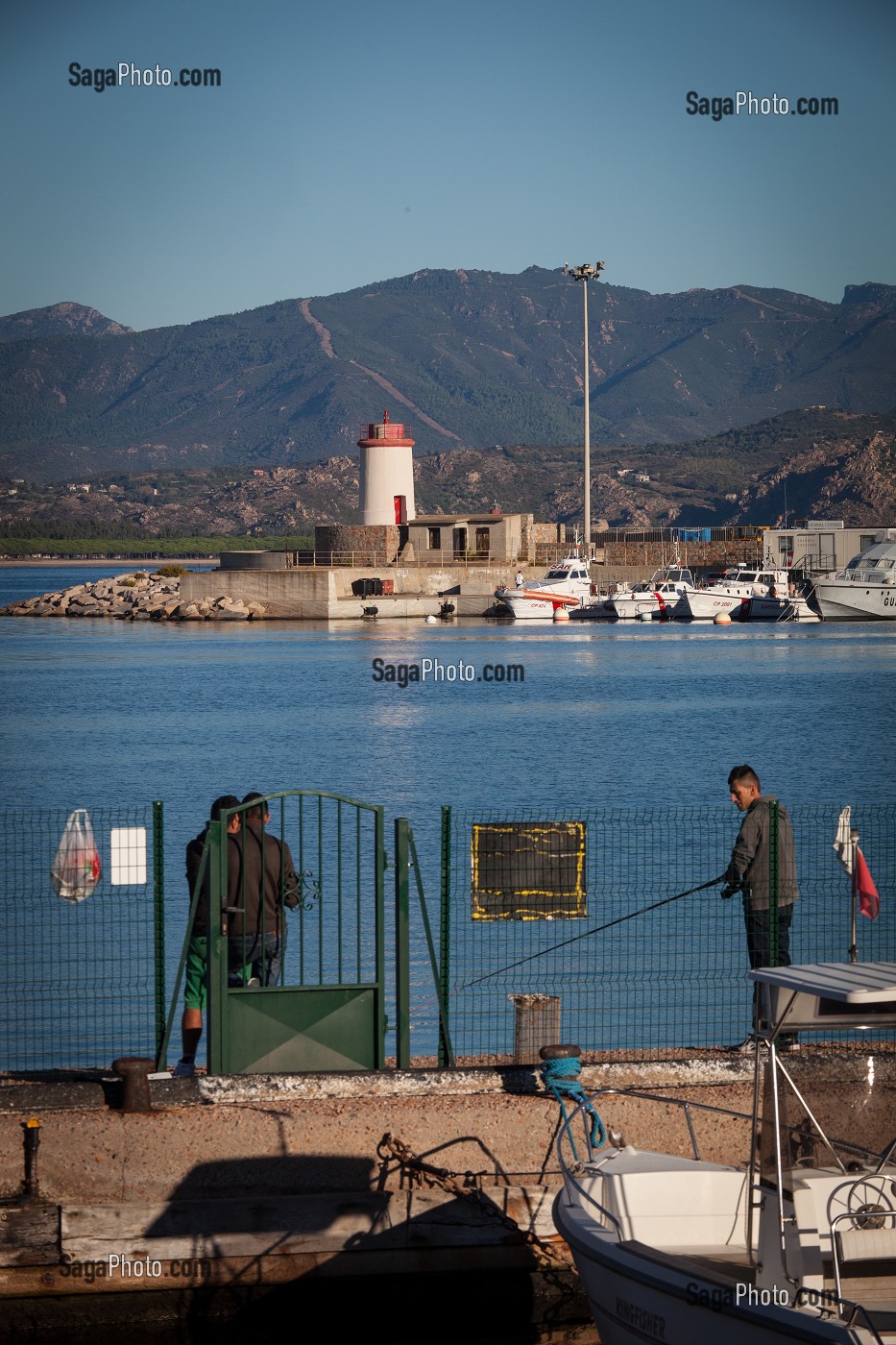 PECHEURS DEVANT LE PORT ET PHARE D'ARBATAX, SARDAIGNE, ITALIE 