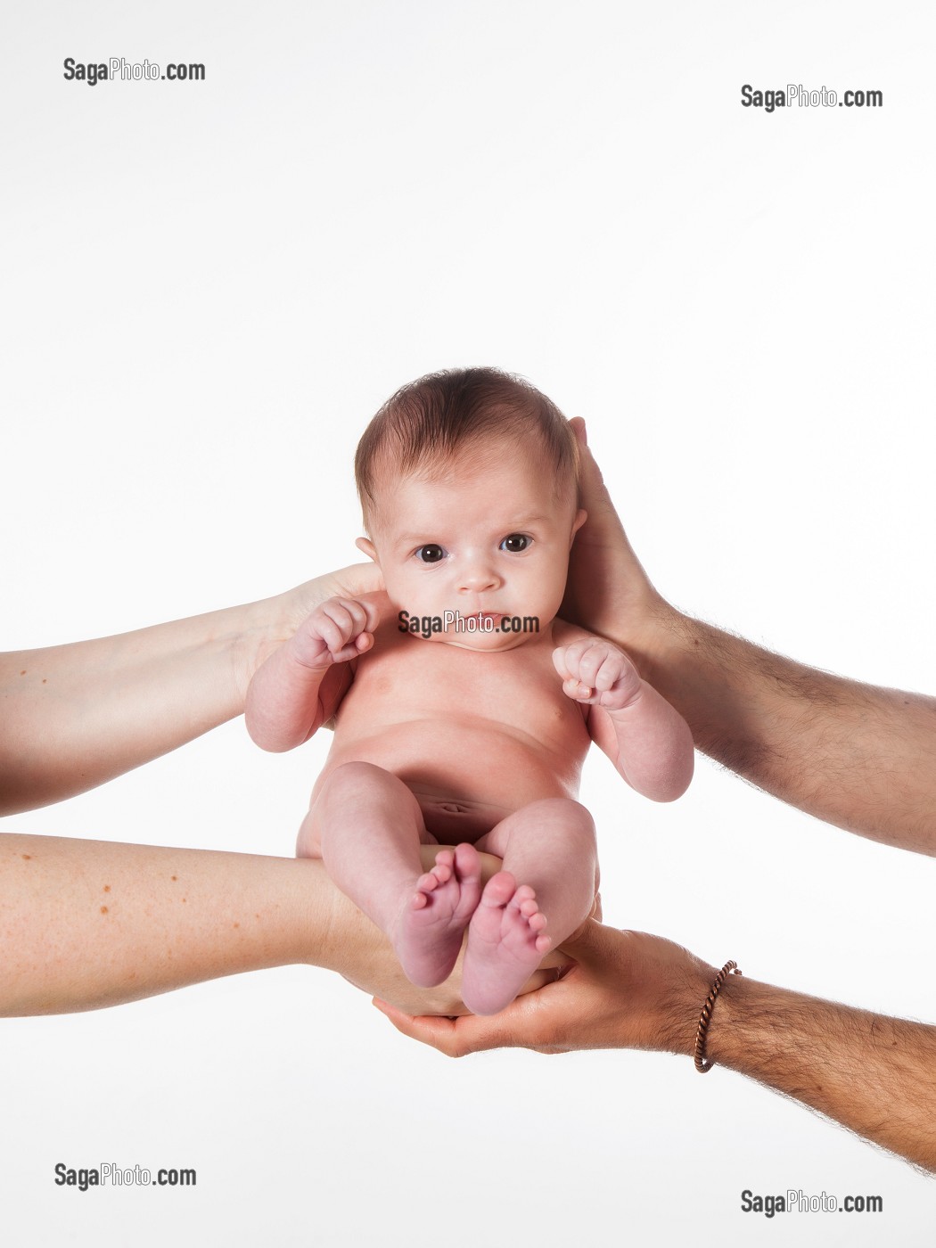 ILLUSTRATION SUR LES BEBES, BEBE NU PORTE PAR SES PARENTS 