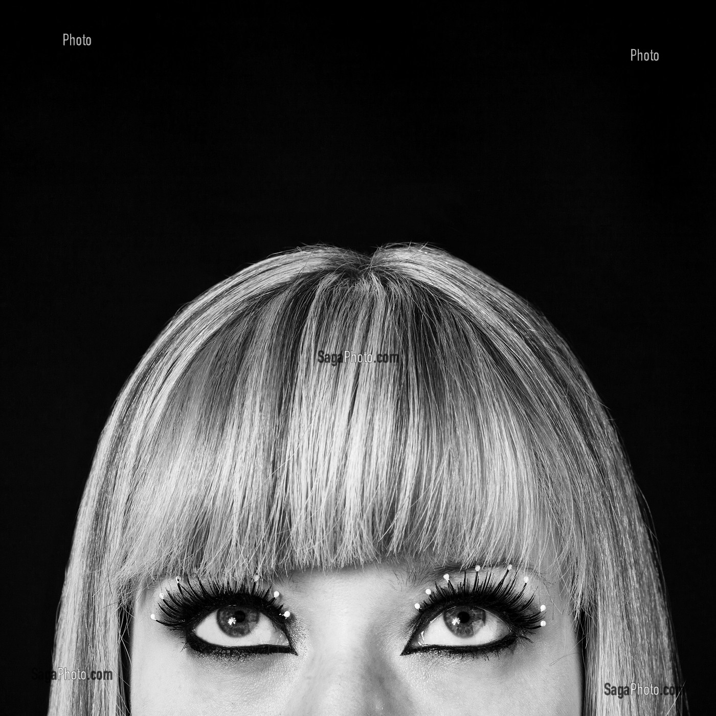 DEMI-PORTRAIT D'UNE JEUNE FEMME MAQUILLEE AVEC DES FAUX CILS 