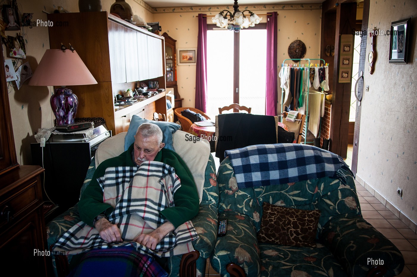 ILLUSTRATION VIEILLIR CHEZ SOI, PERSONNE AGEE A SON DOMICILE FAISANT LA SIESTE 