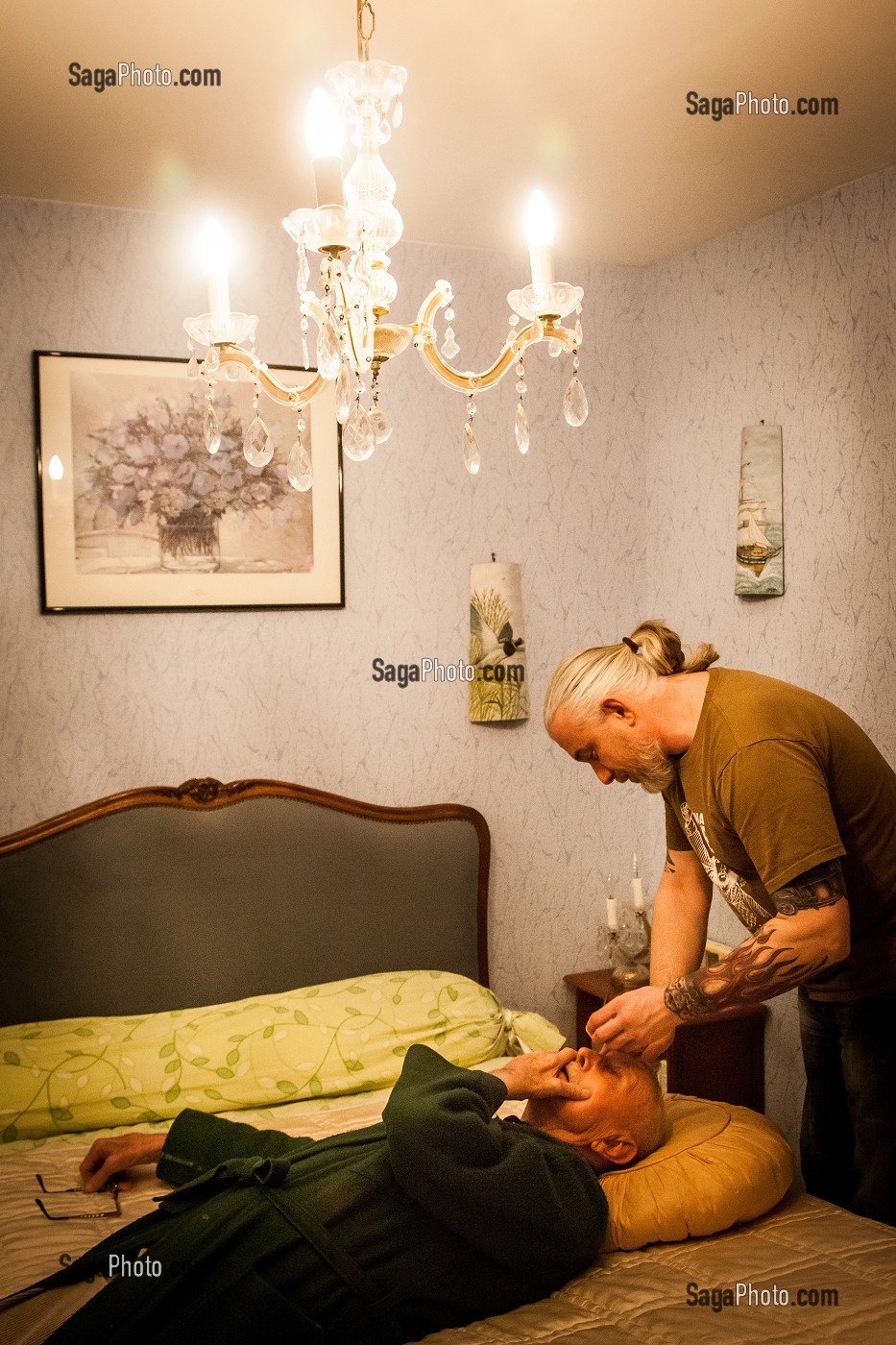 ILLUSTRATION VIEILLIR CHEZ SOI, VIEIL HOMME A SON DOMICILE, SON FILS LUI FAIT DES SOINS OPHTALMOLOGIQUES 