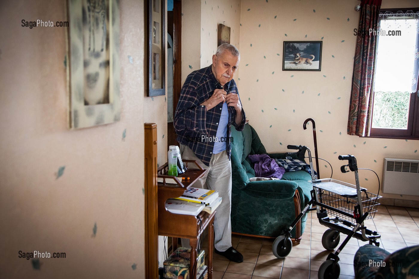 ILLUSTRATION VIEILLIR CHEZ SOI, PERSONNE AGEE A SON DOMICILE S'HABILLANT 