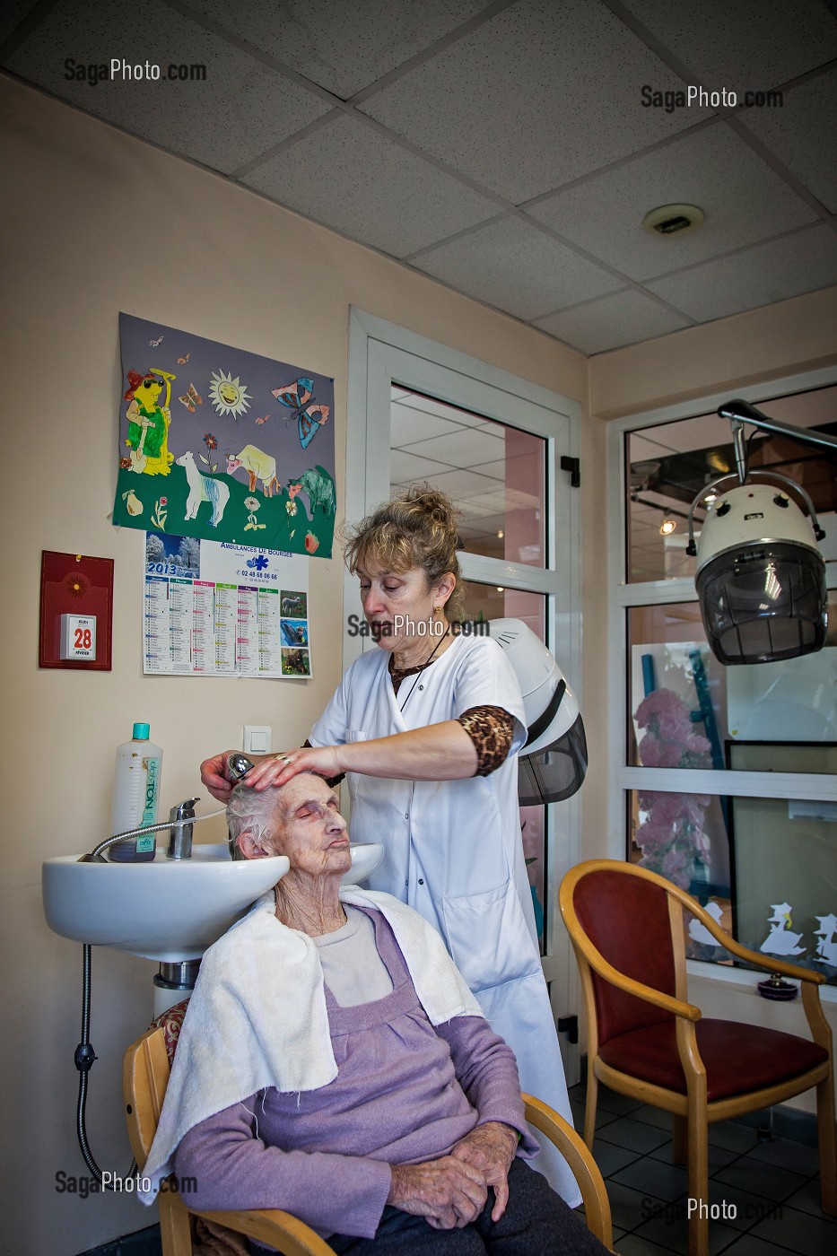 ILLUSTRATION MAISON DE RETRAITE, PERSONNE AGEE AU SALON DE COIFFURE, SEANCE SHAMPOING 